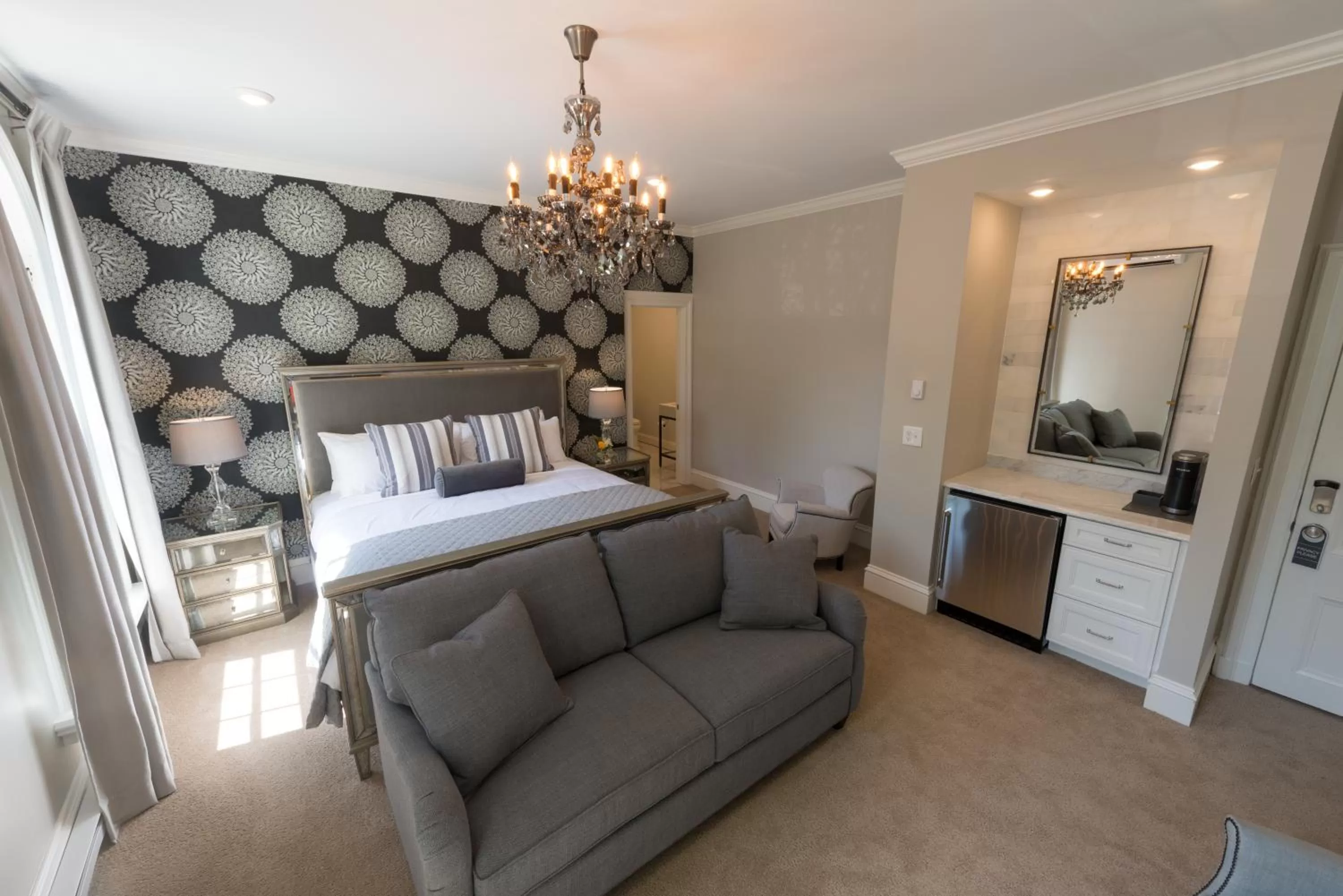 Room 9 – Deluxe King with Sofa Bed in Serenity Inn Newport