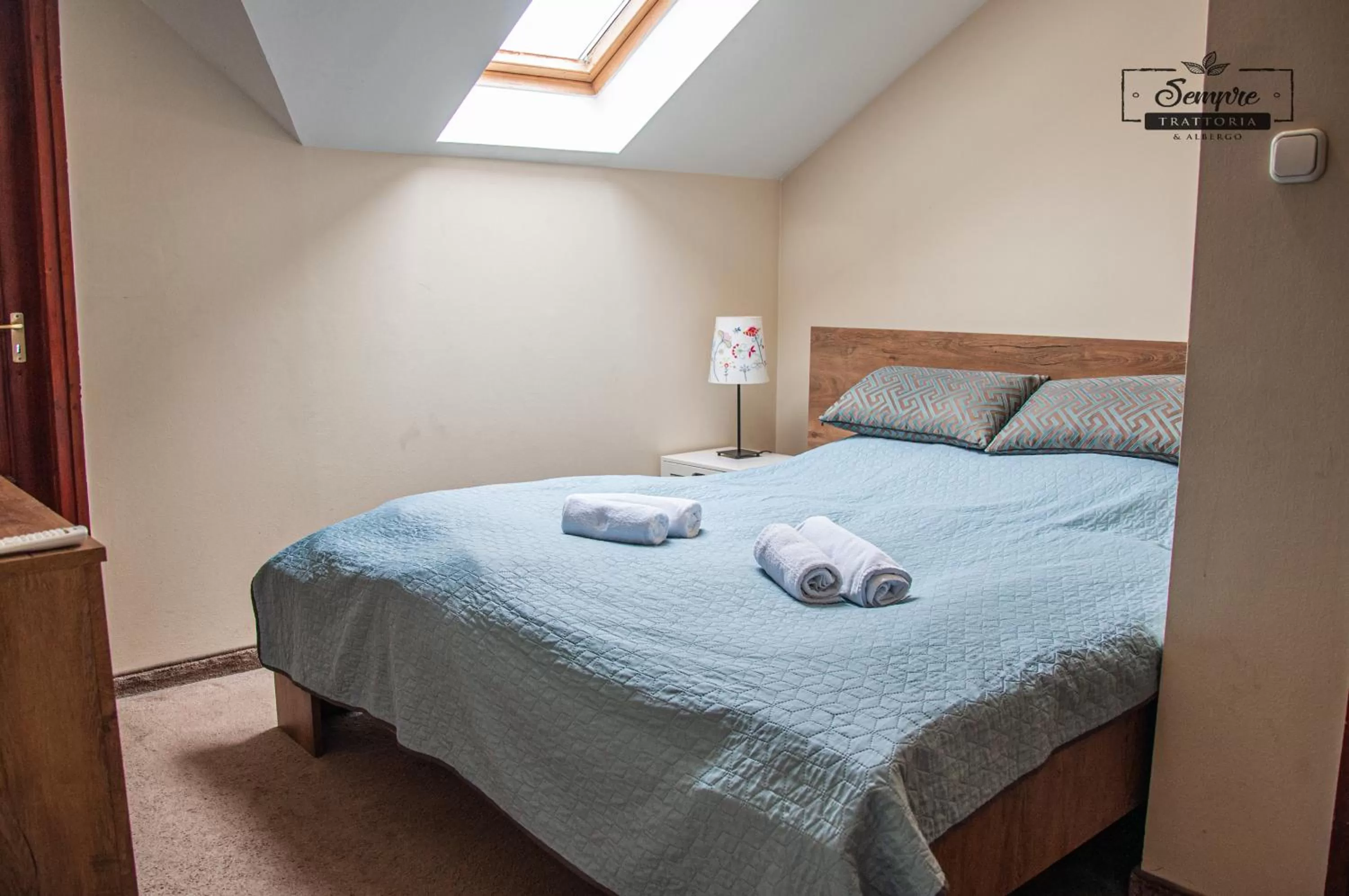 Bed in Sempre Étterem És Panzió
