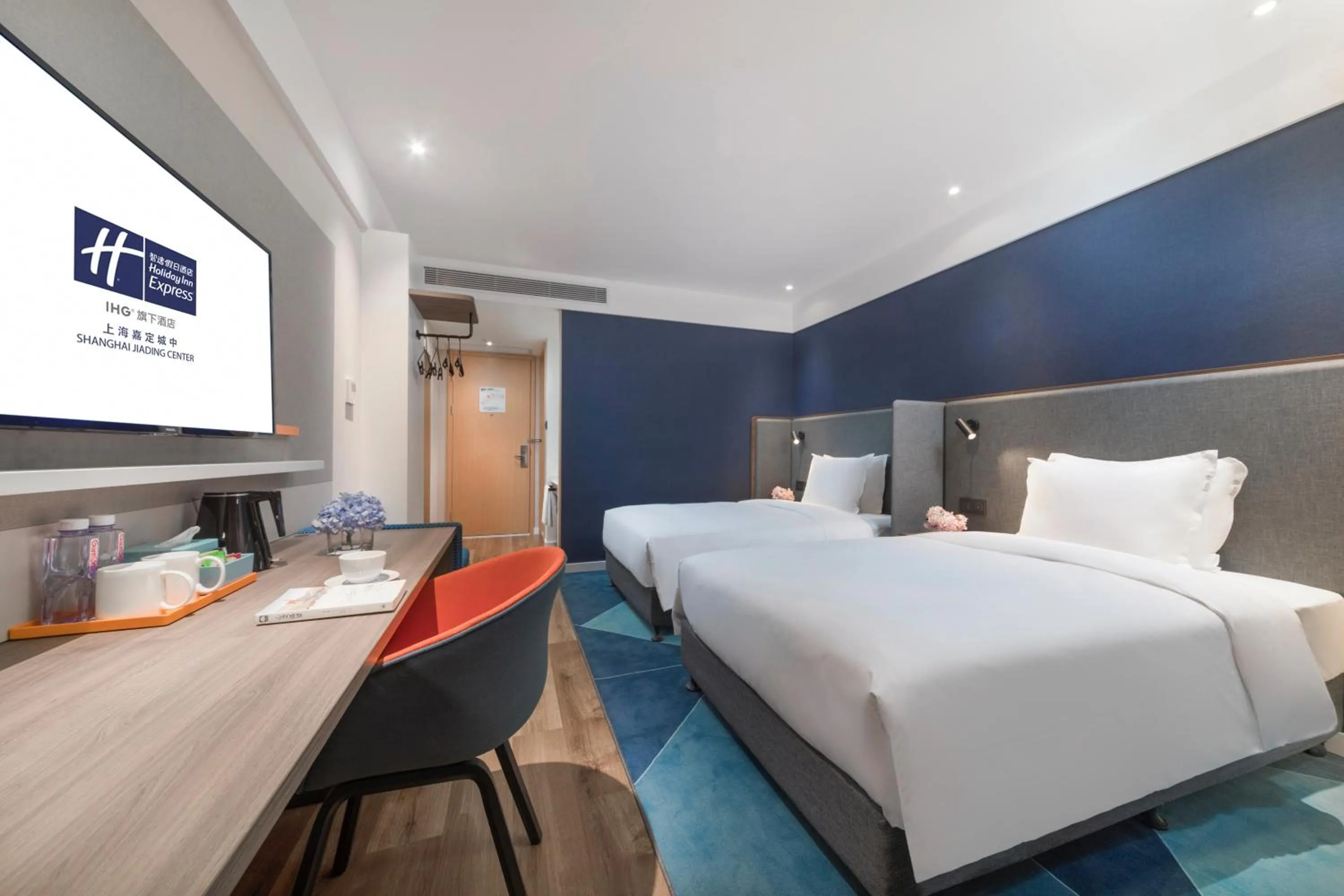 Photo of the whole room, Bed in Holiday Inn Express Shanghai Jiading Center by IHG