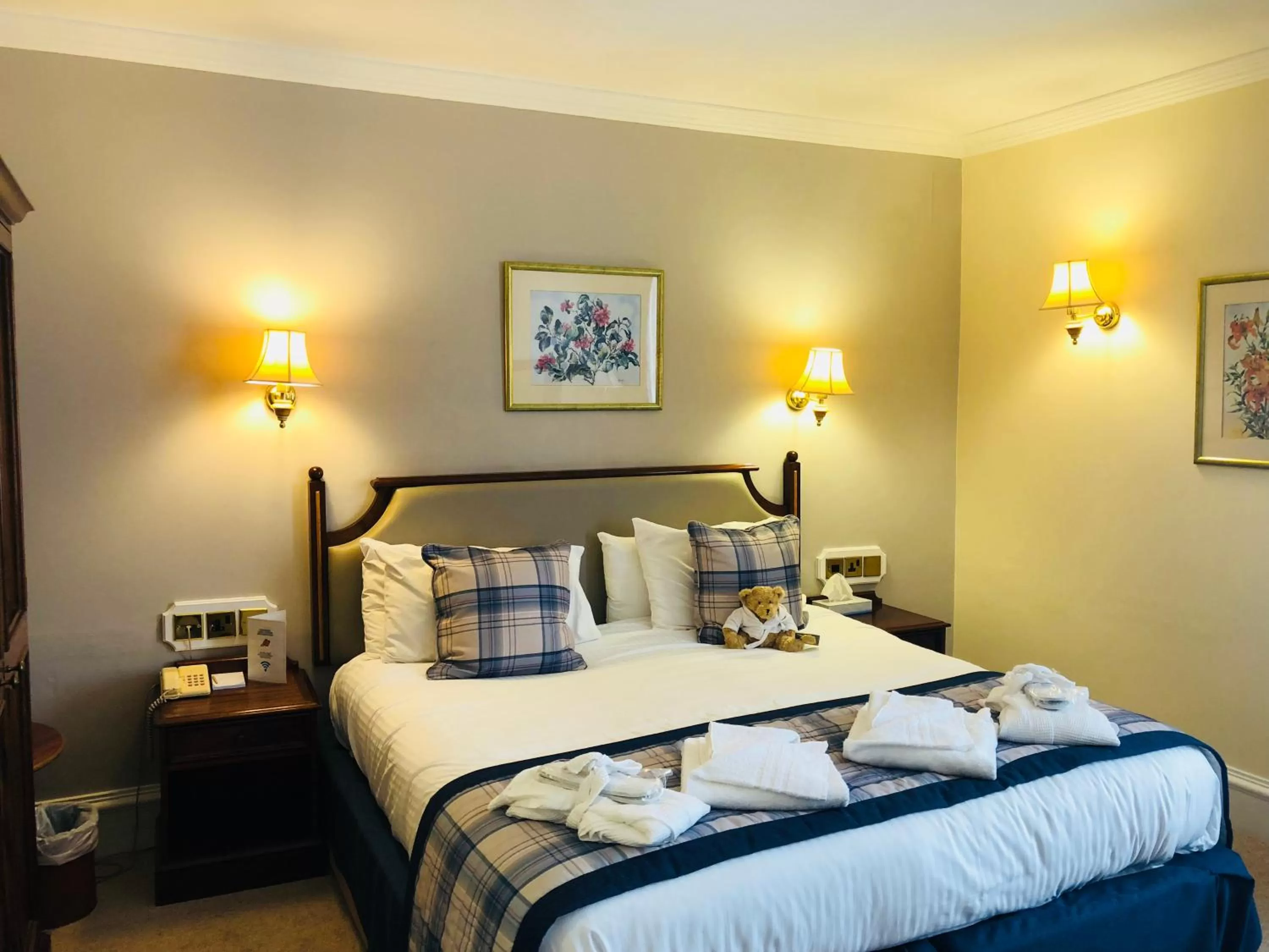 Bedroom, Bed in Dryburgh Abbey Hotel