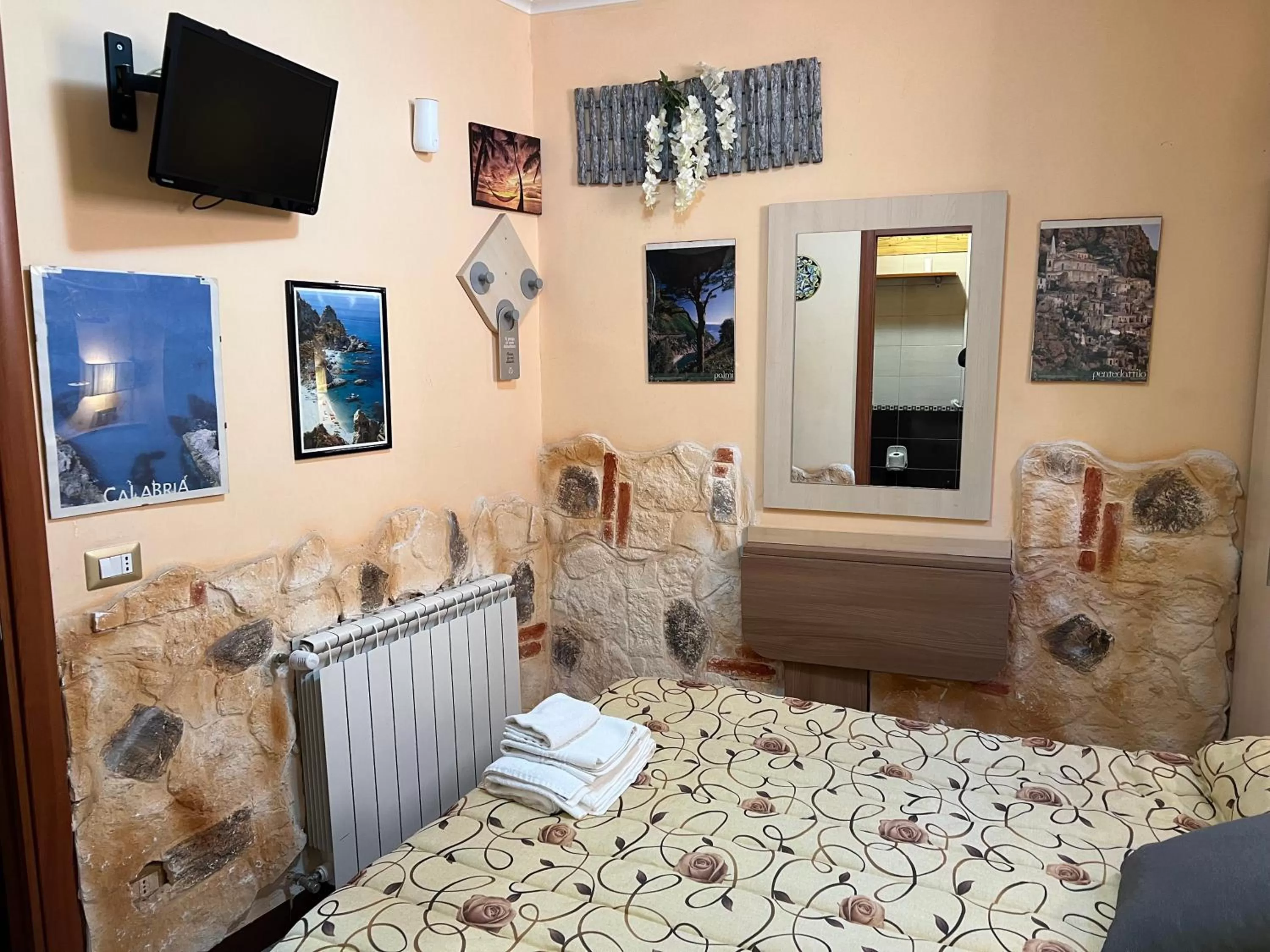 Bedroom, Bed in Golden Dreams B&B