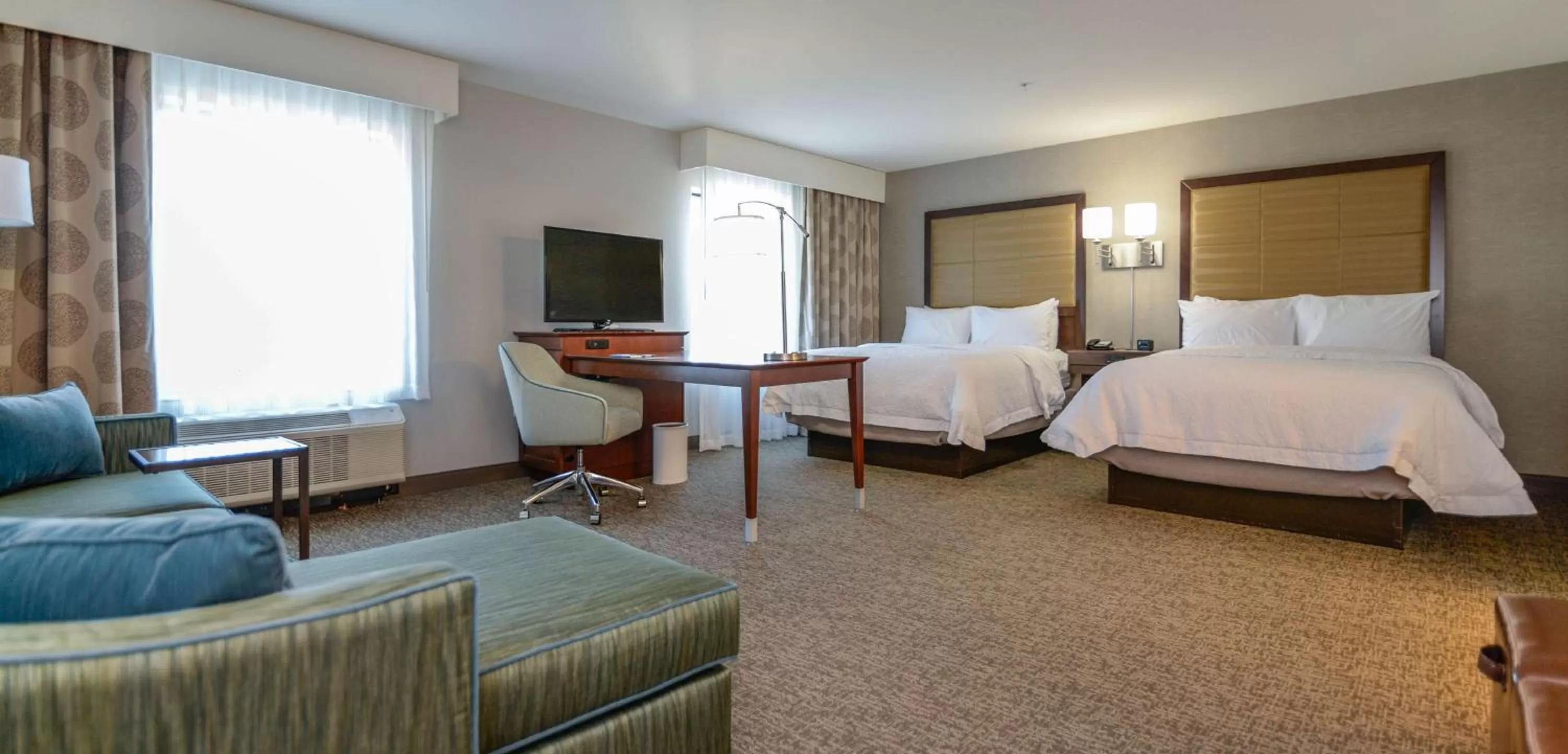 Bed in Hampton Inn Brighton Mi