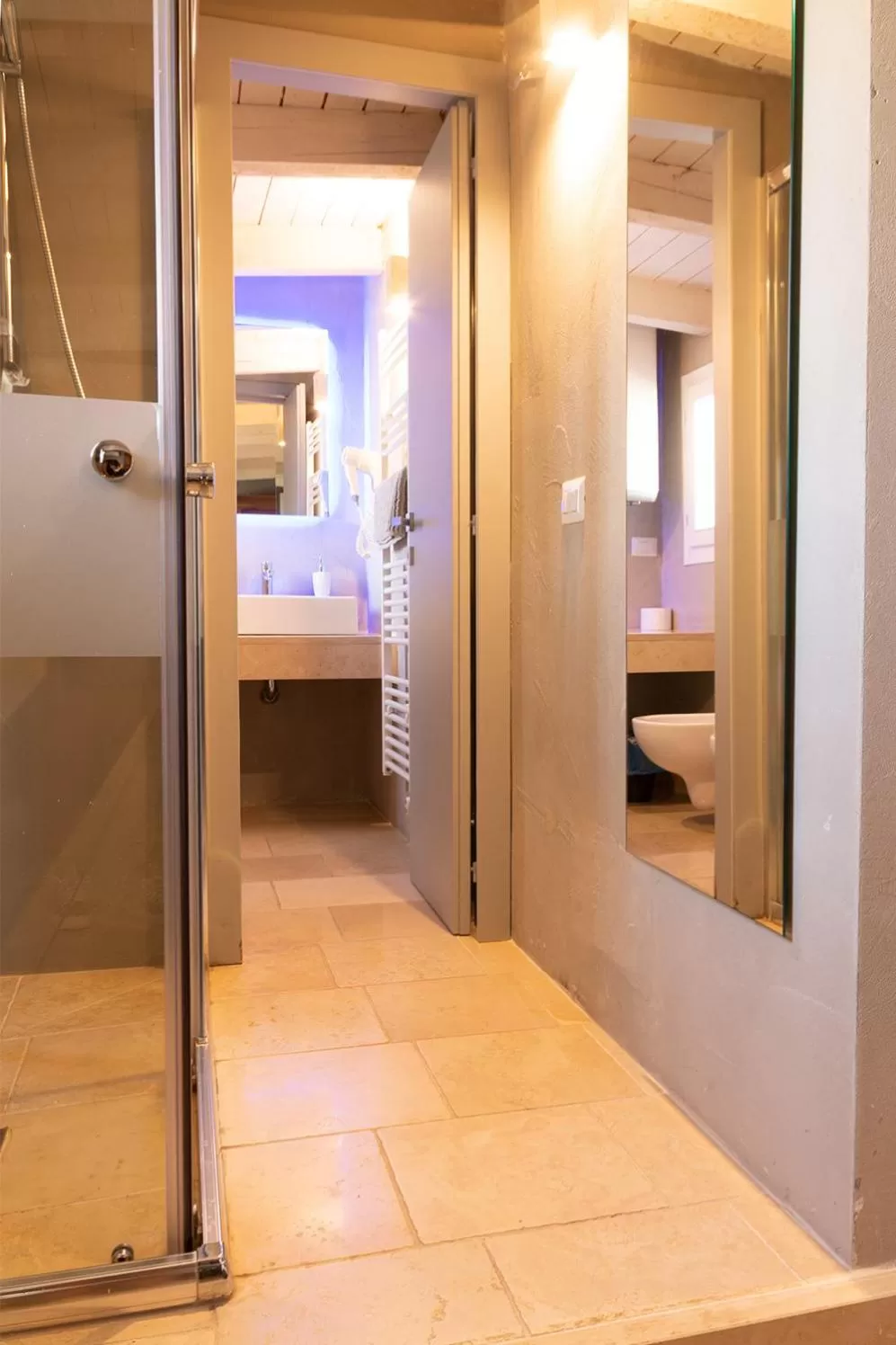 Shower, Bed in Graffiti Living - Affittacamere