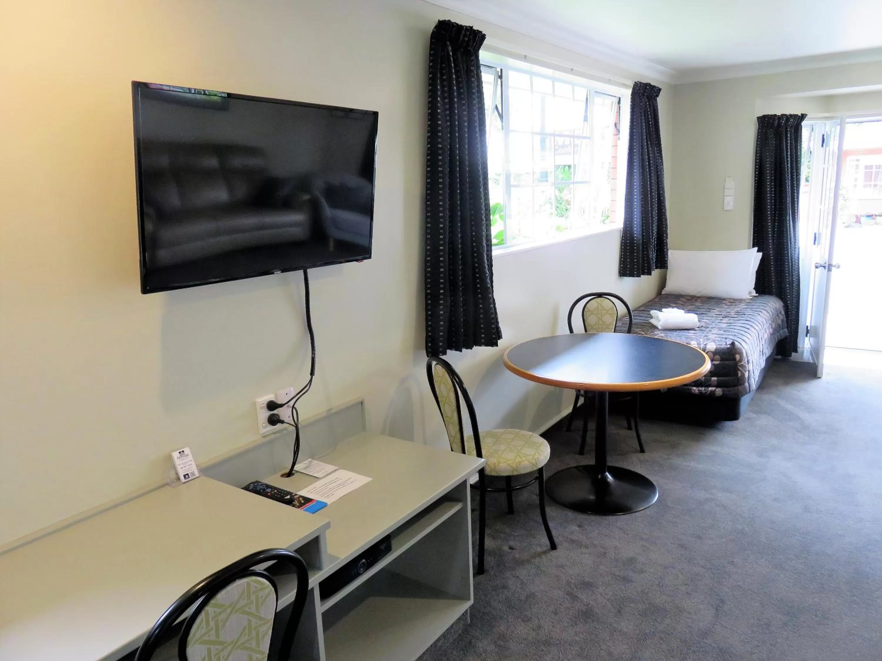 Living room in Admirals Motor Lodge