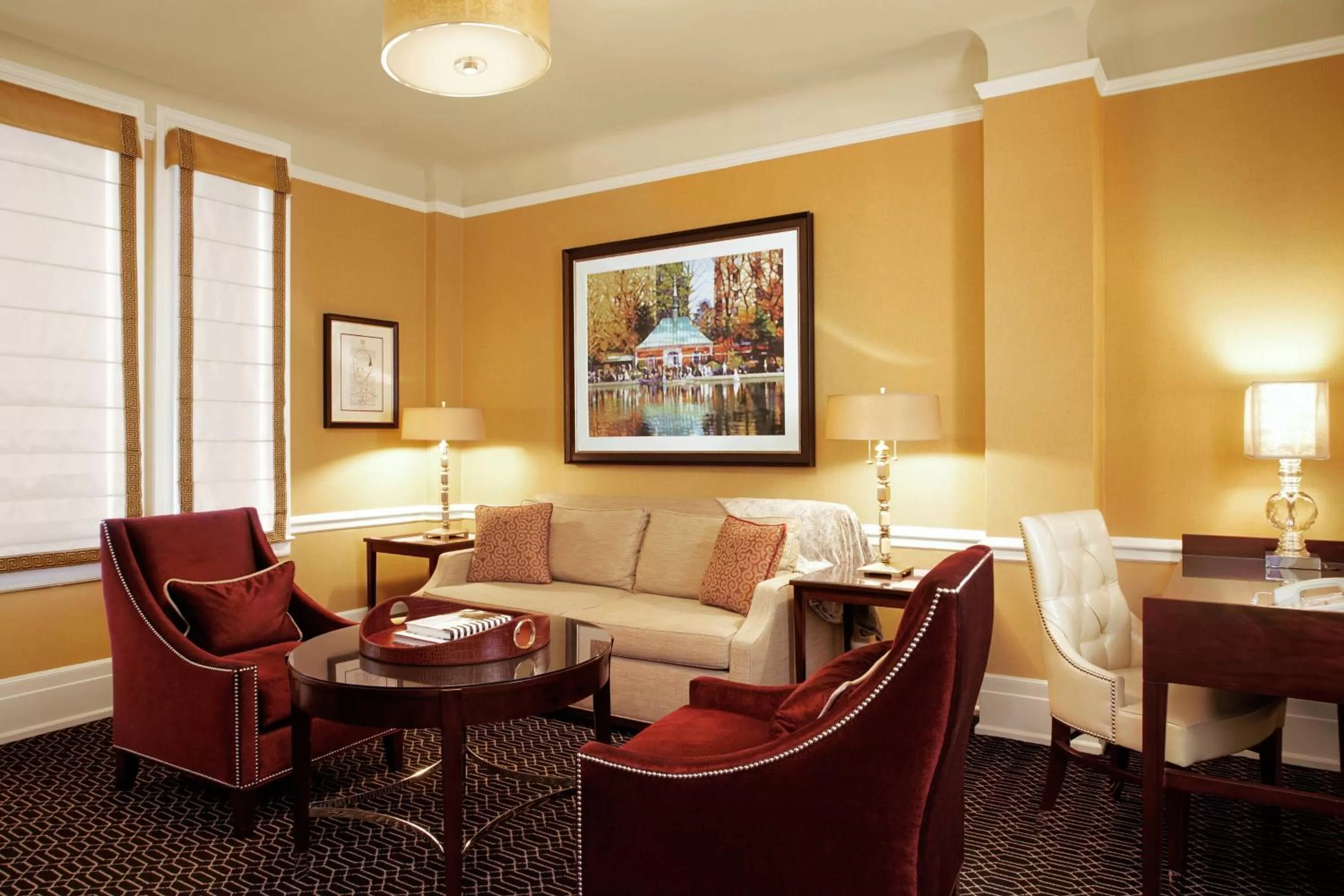 Living room in The Algonquin Hotel Times Square, Autograph Collection