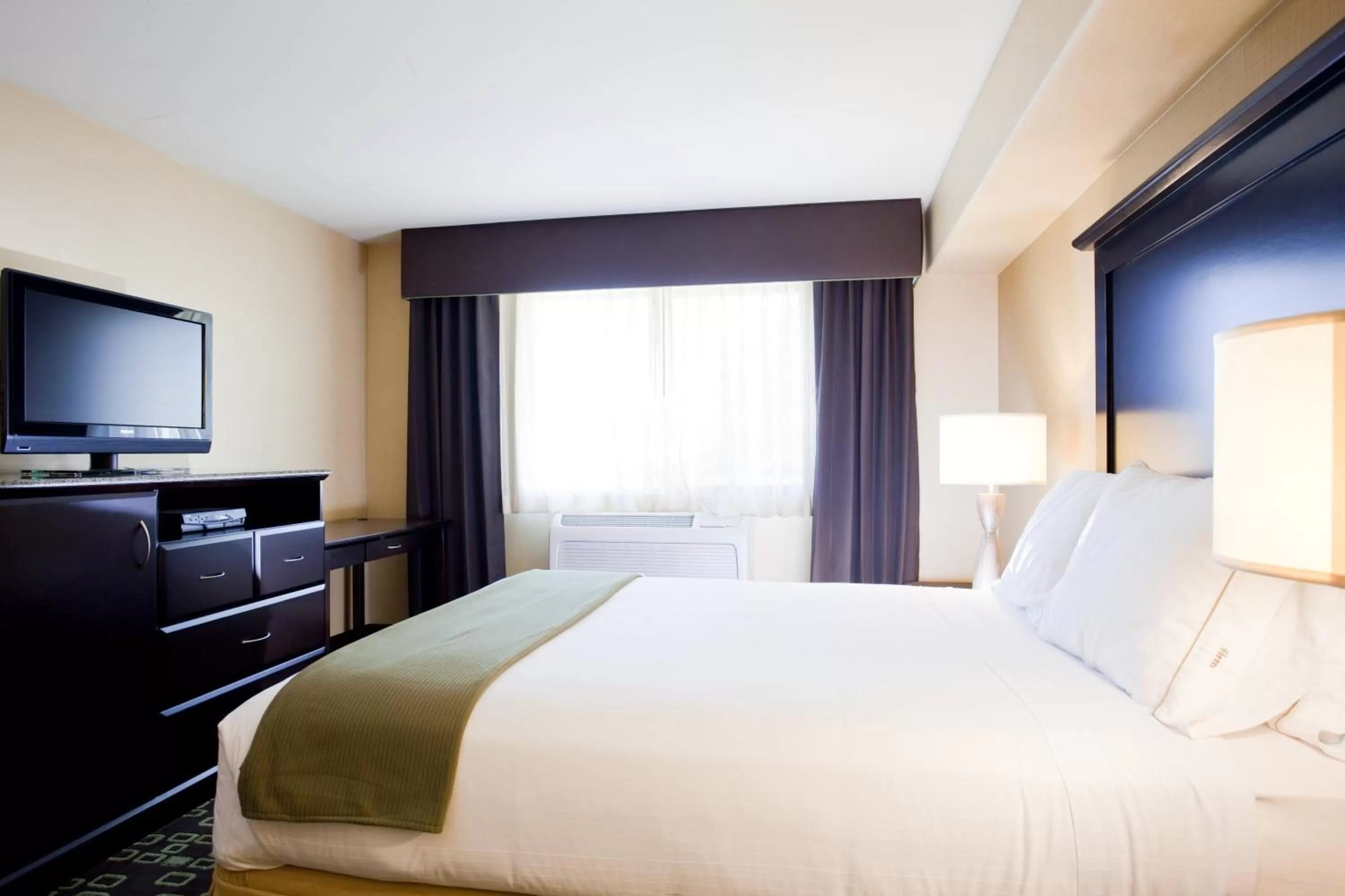 Photo of the whole room, Bed in Holiday Inn Express & Suites Woodland Hills by IHG