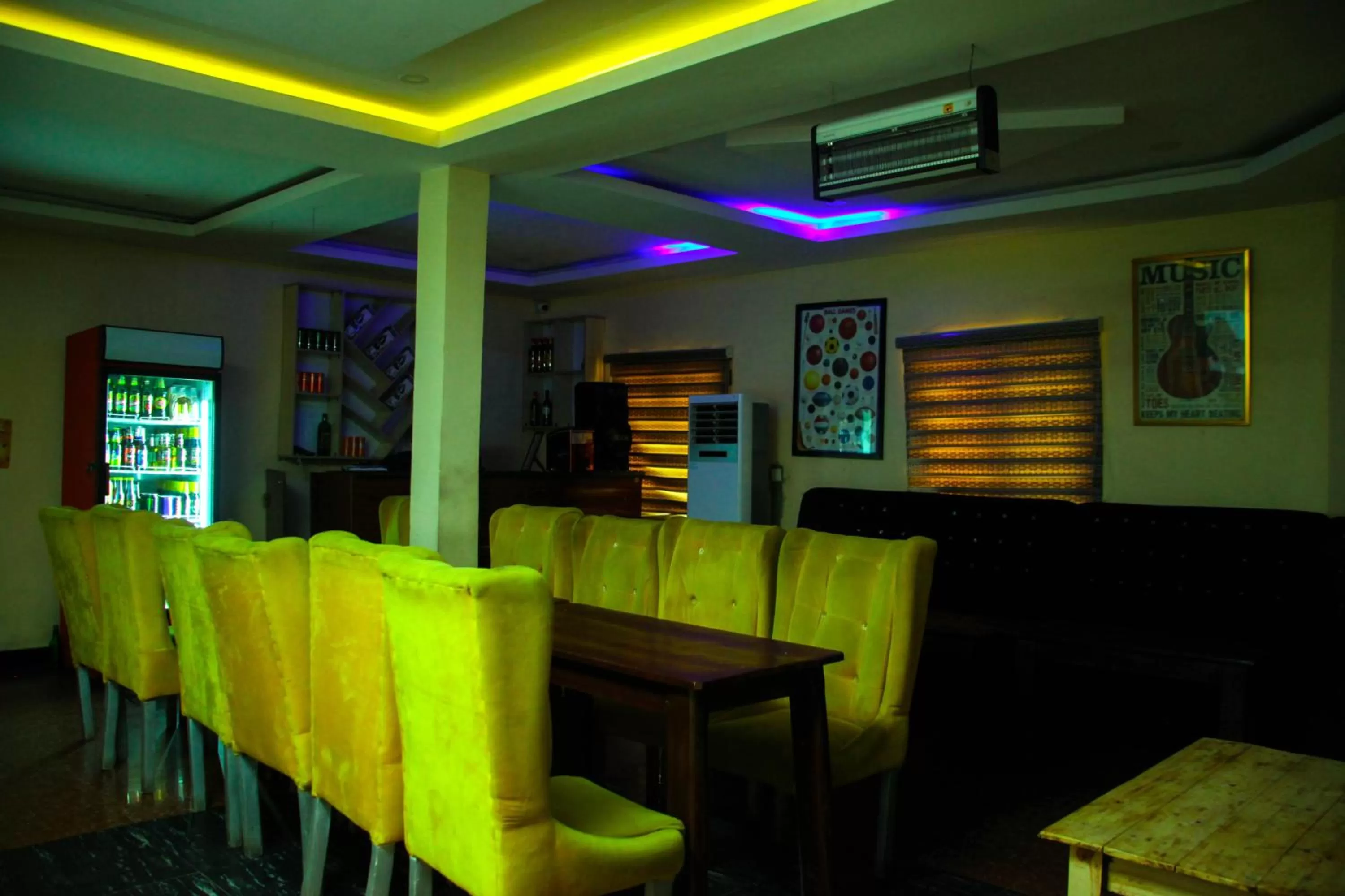 Lounge or bar, Restaurant/Places to Eat in ONTARIO SUITES