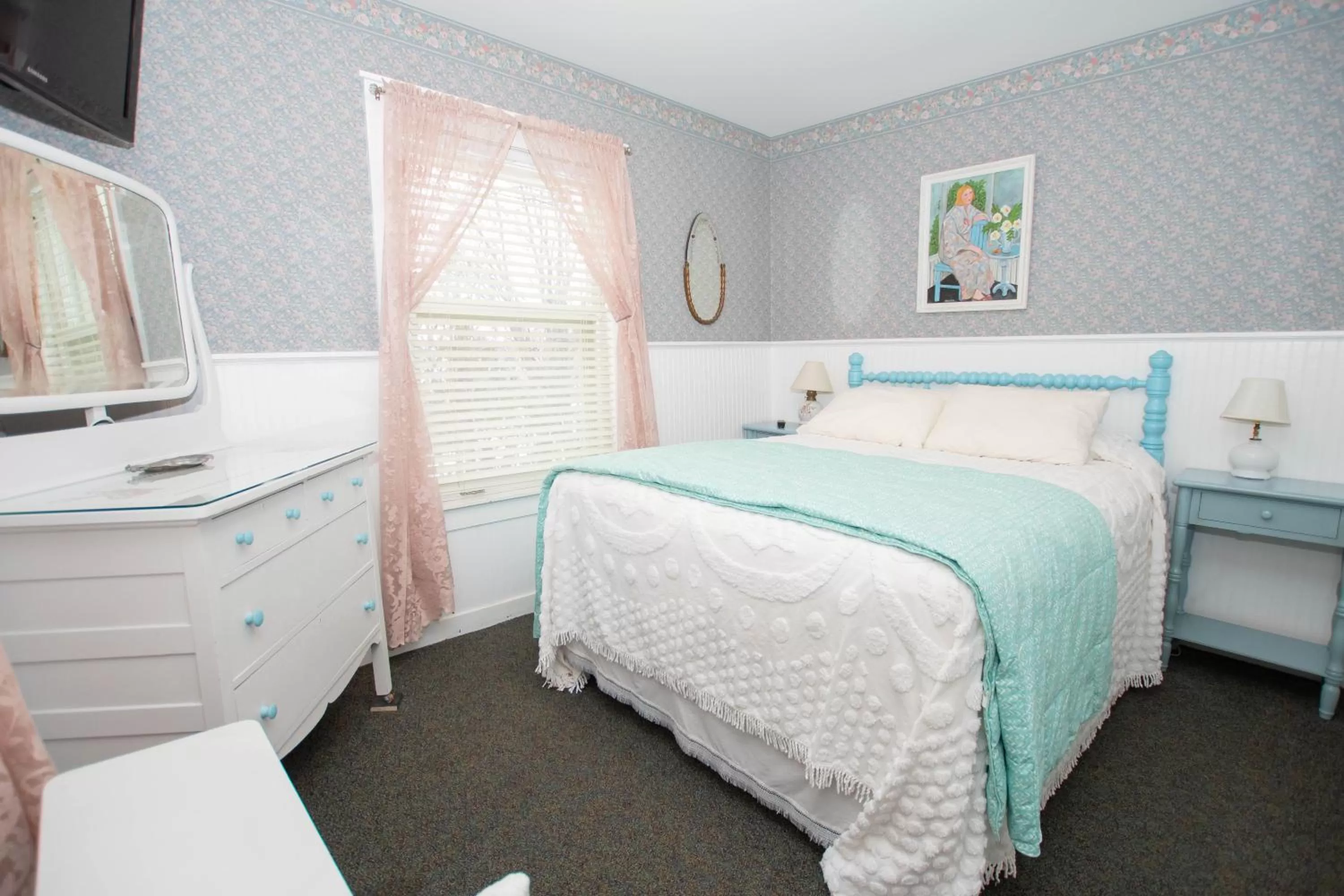 Bed in Terrace Inn and 1911 Restaurant