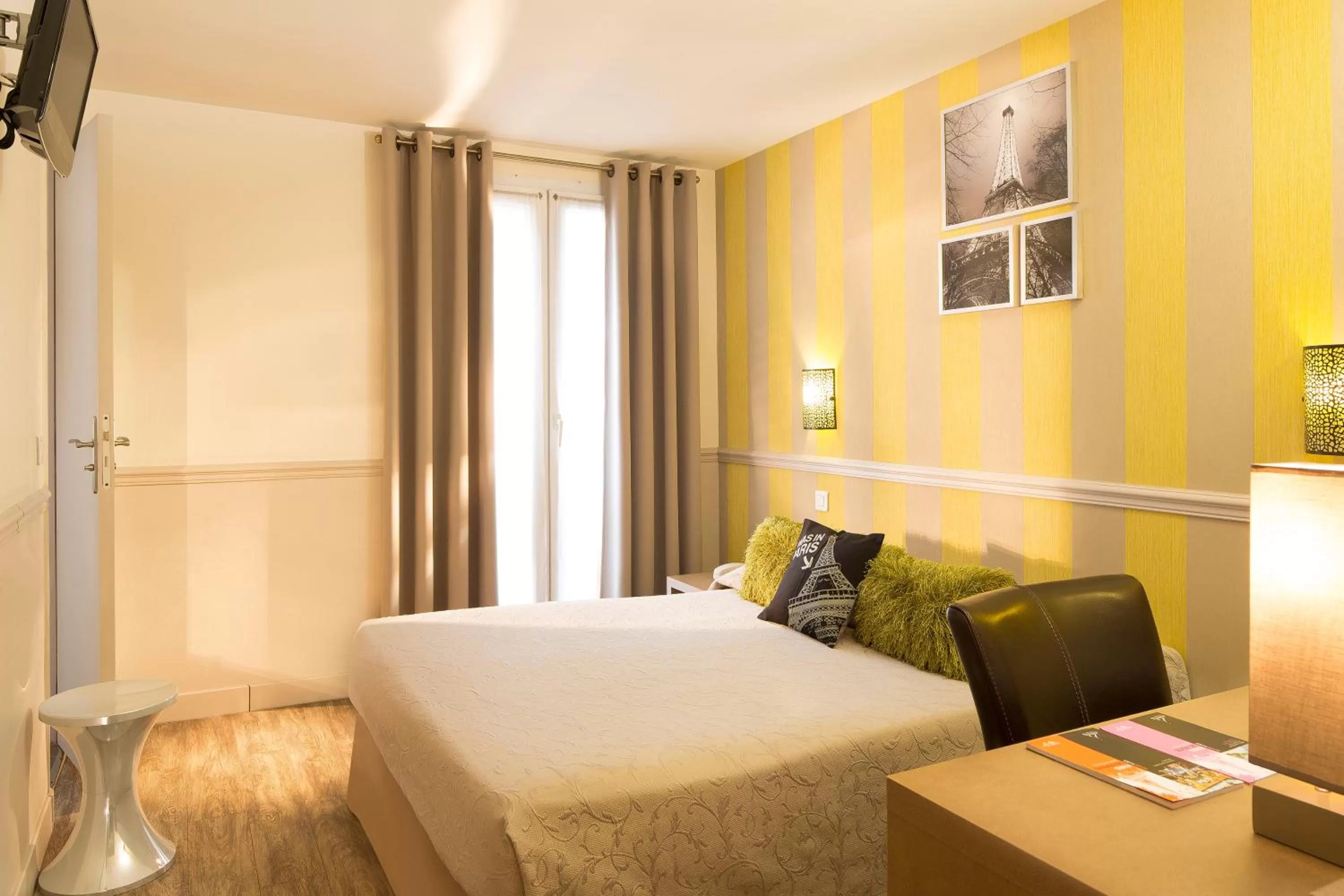 Bedroom, Bed in Hotel De La Cite Rougemont