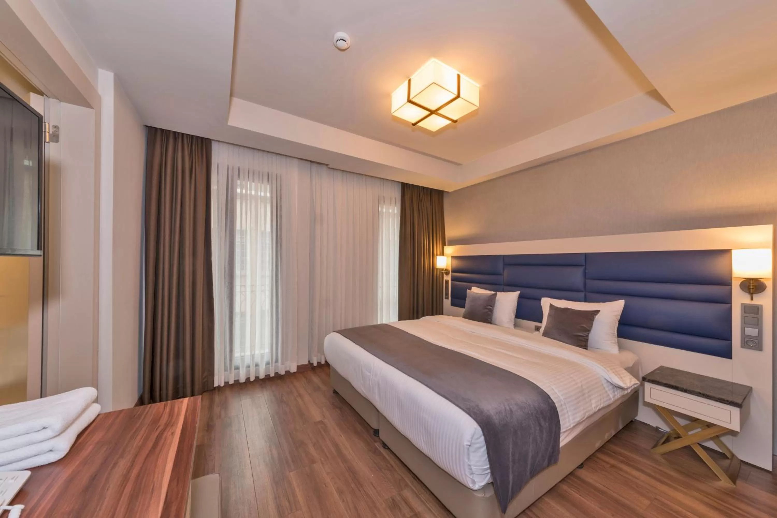 Bedroom, Bed in Golden Royal Hotel