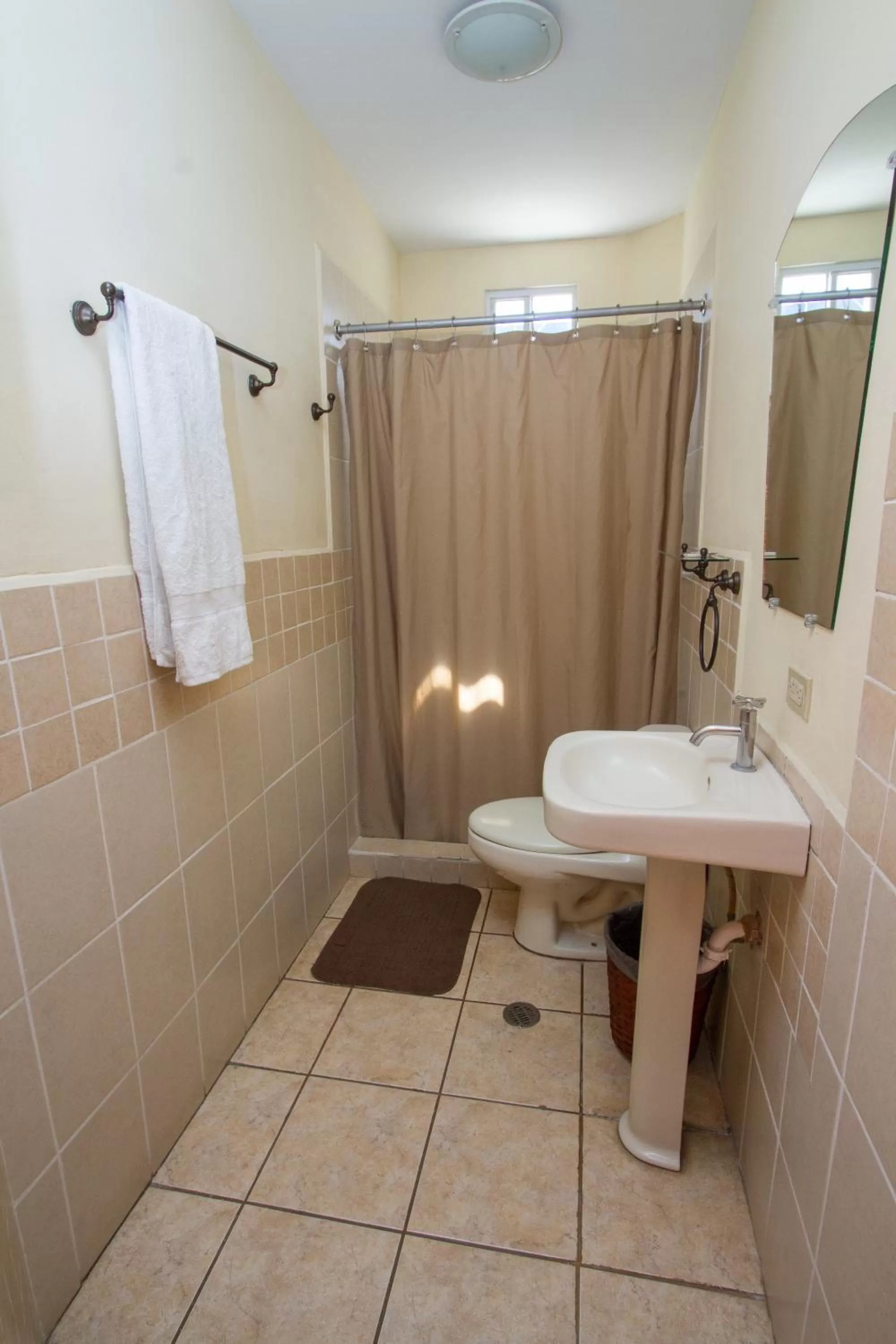 Shower, Bathroom in Hotel Colibri