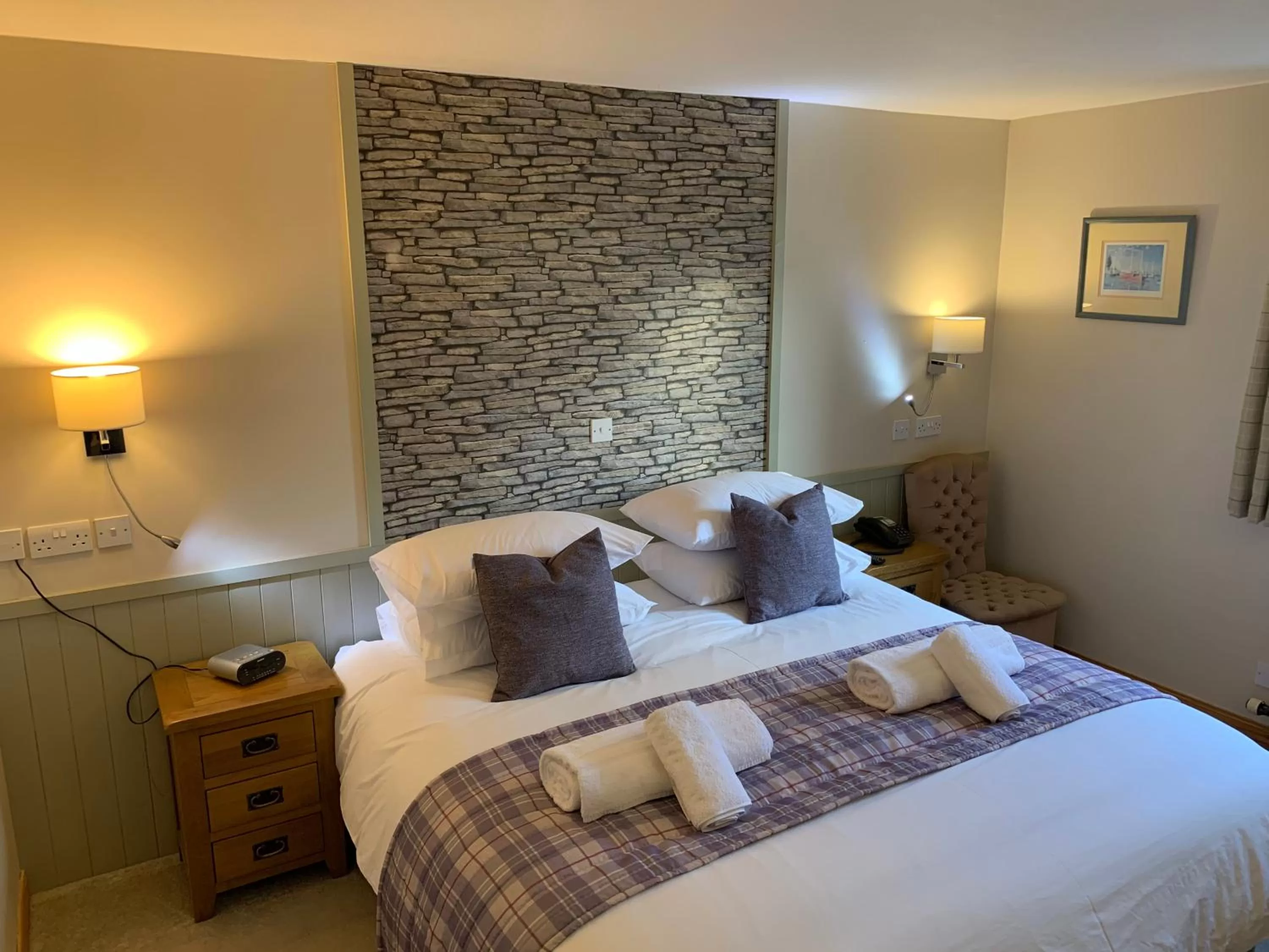 Bed in Standing Stones Hotel