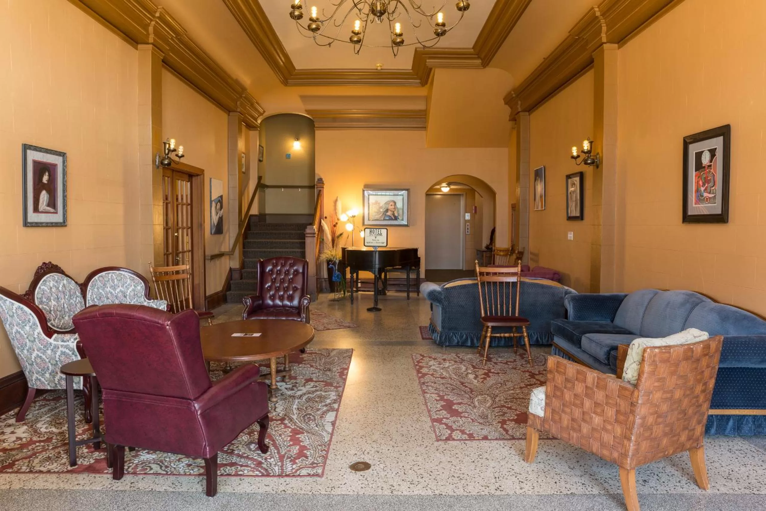 Lobby or reception in Hotel Cathlamet