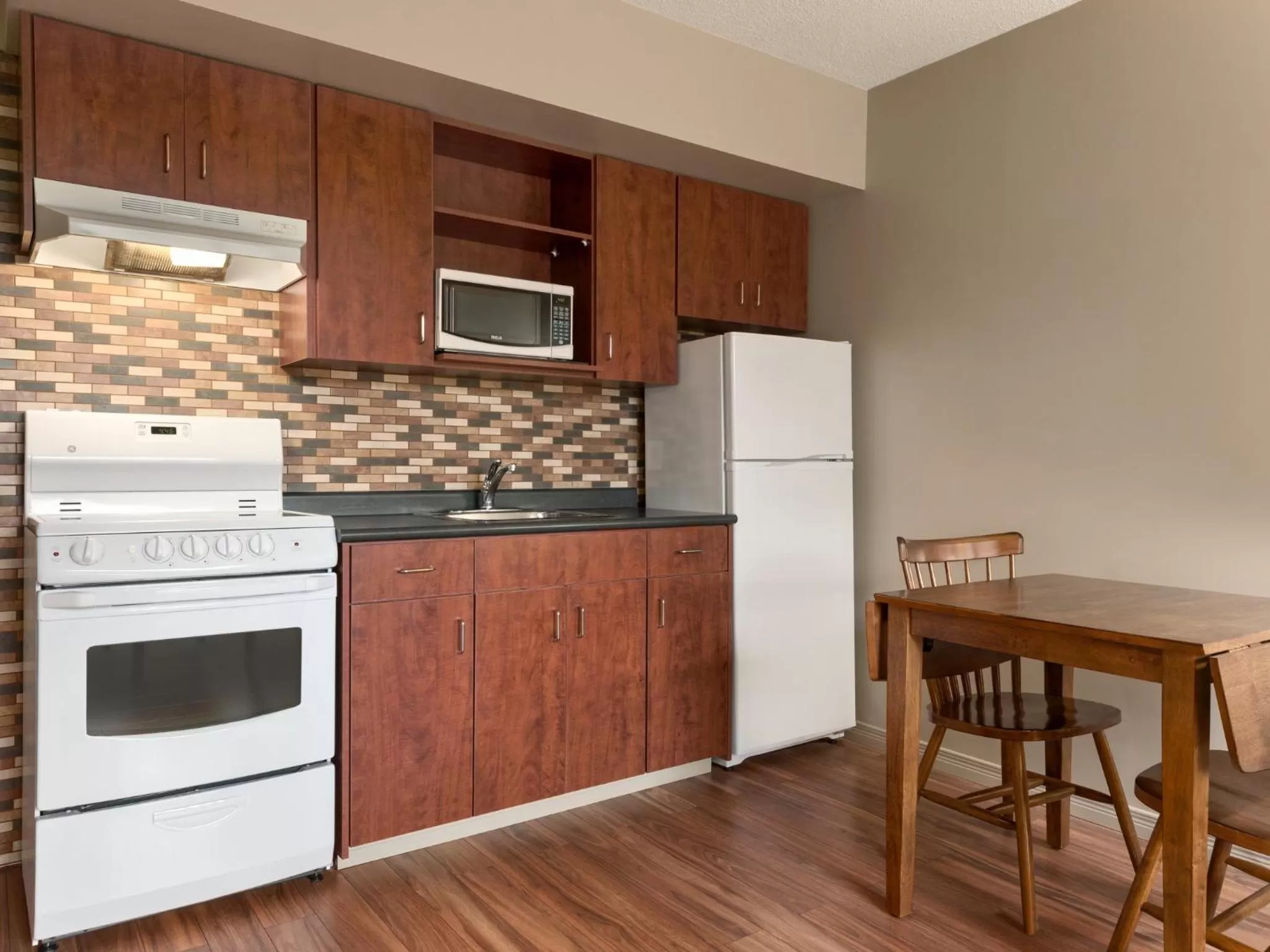 Kitchen or kitchenette in Travelodge by Wyndham Sydney