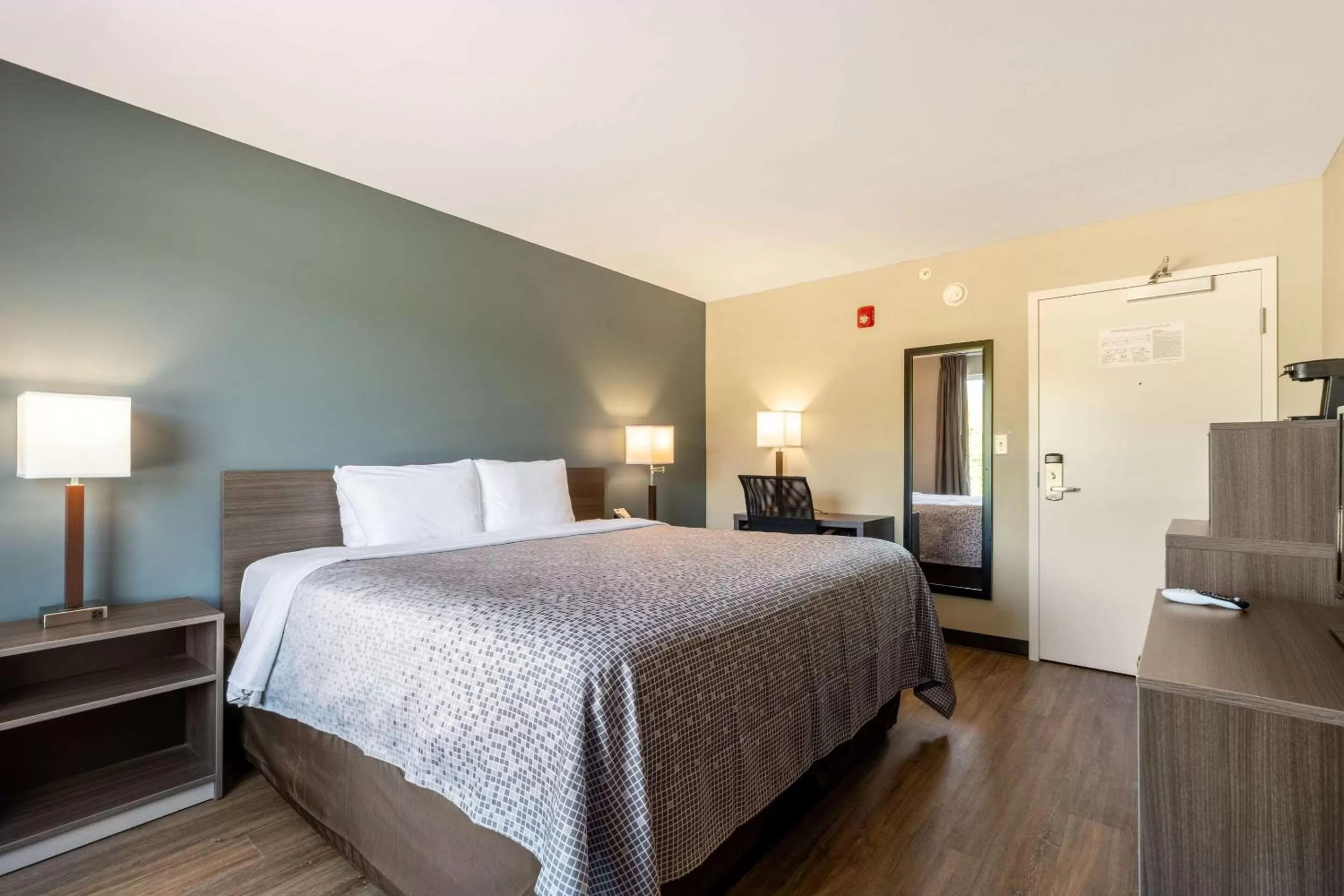 Photo of the whole room, Bed in Econo Lodge Dayton North