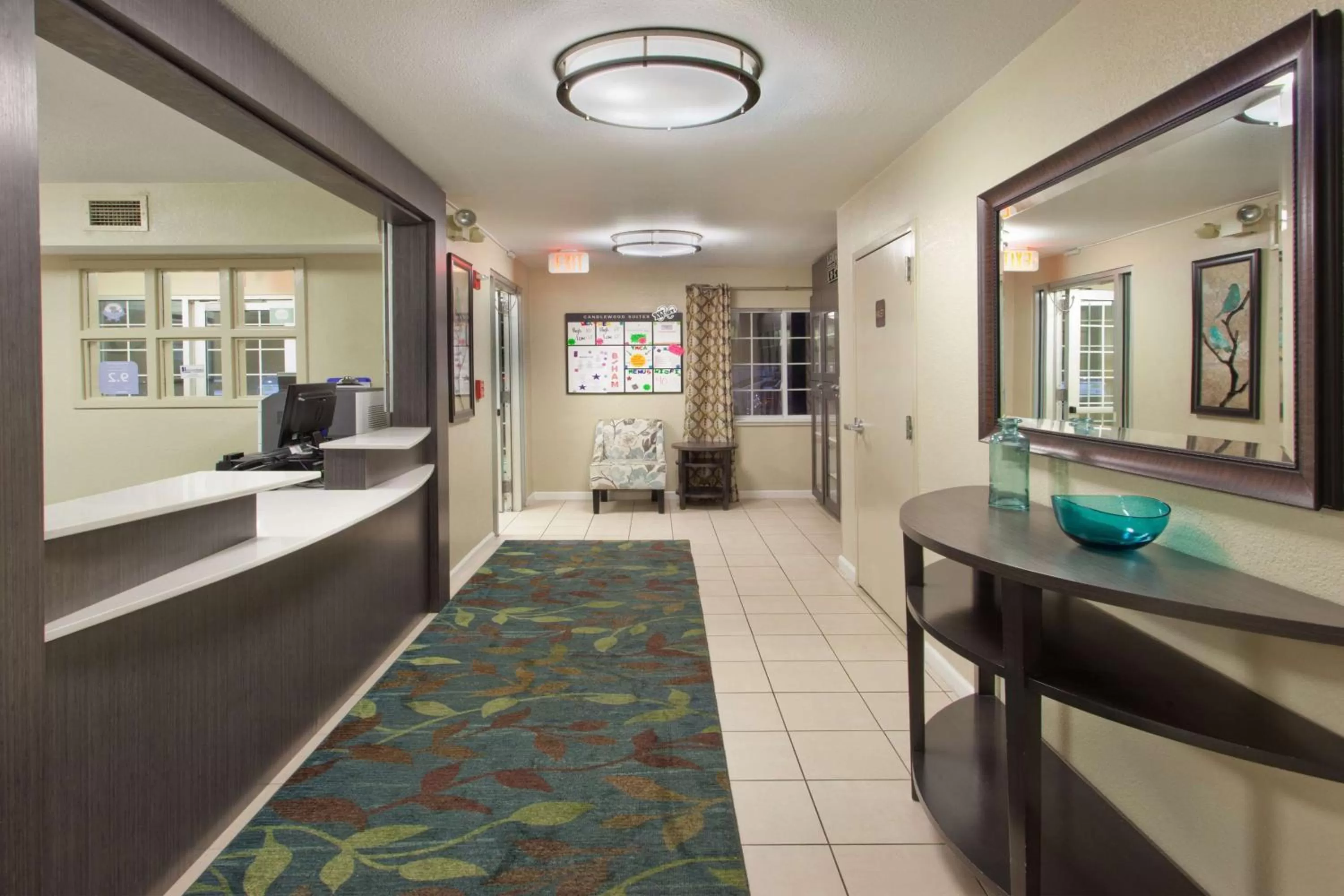 Lobby or reception in Sonesta Simply Suites Detroit Troy