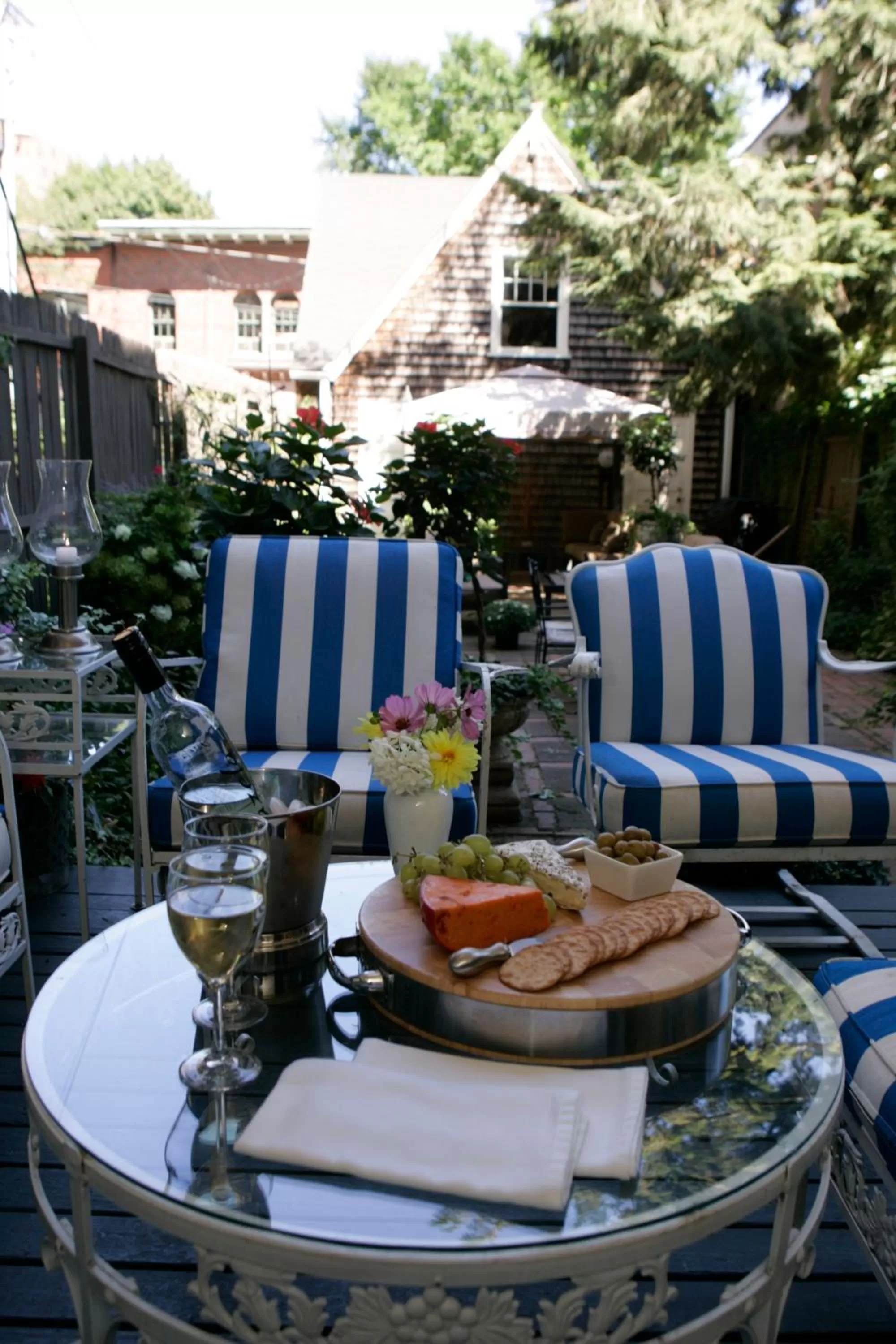 Garden in Morgan State House Inn