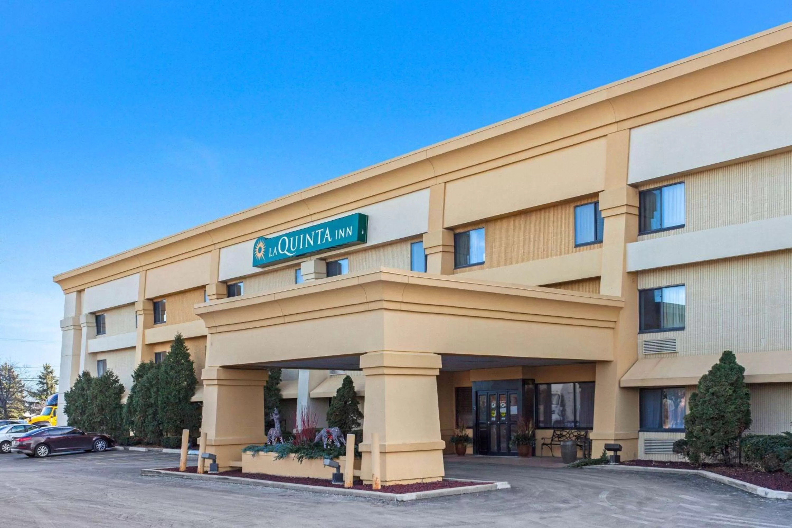 Property building in La Quinta Inn by Wyndham Milwaukee Airport / Oak Creek