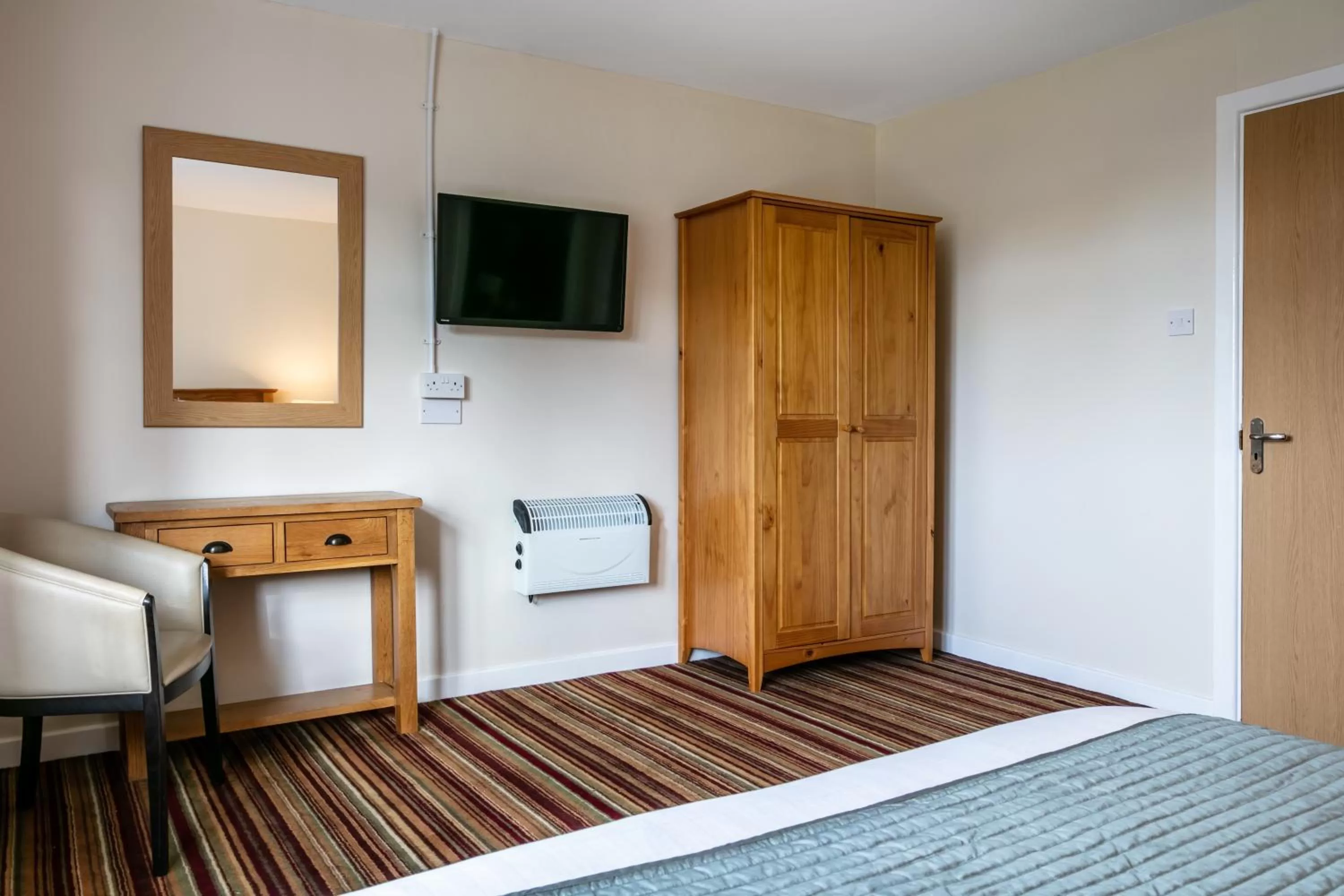 Bedroom, Bed in Roydon Marina Village Hotel