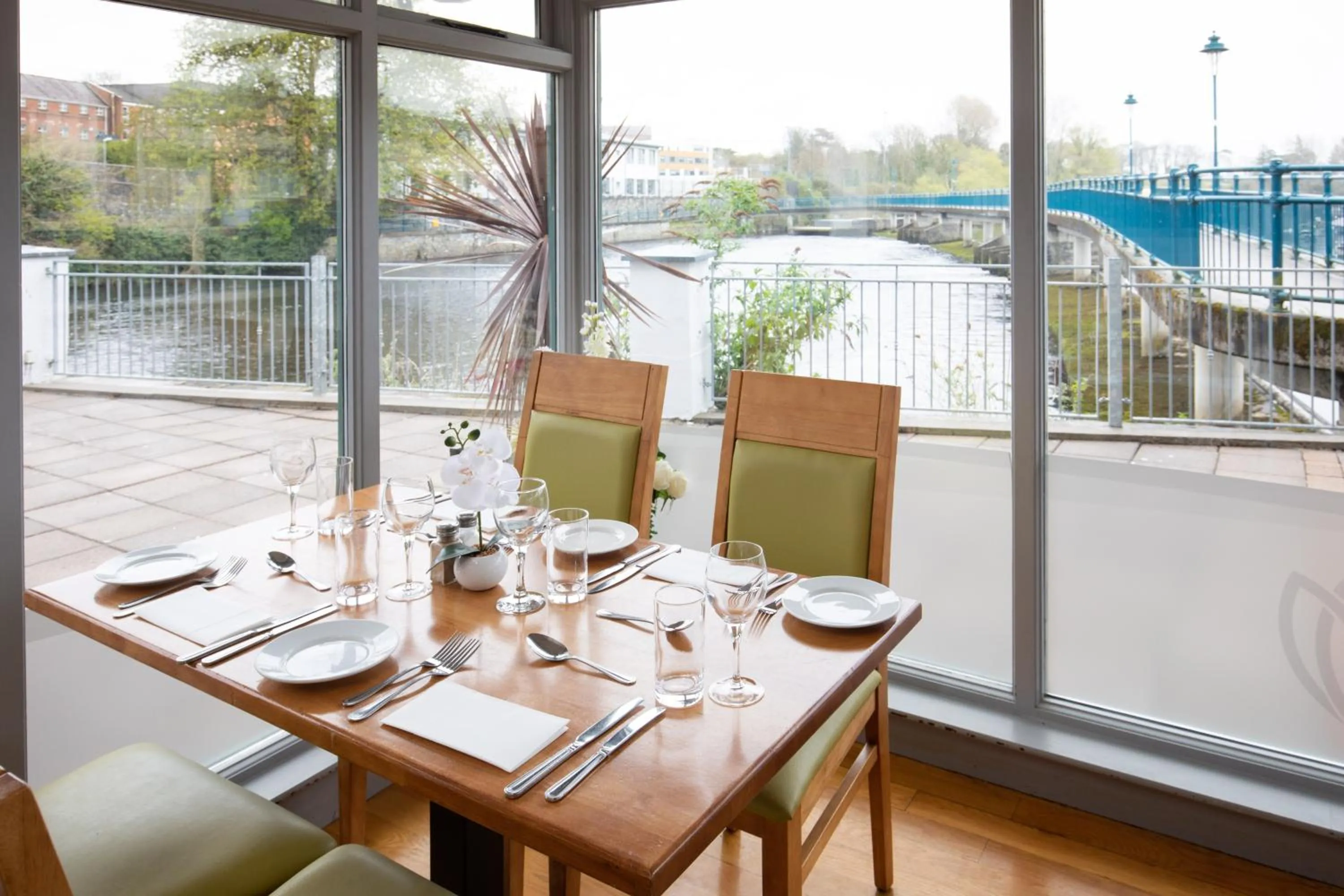 Restaurant/places to eat in Riverside Hotel