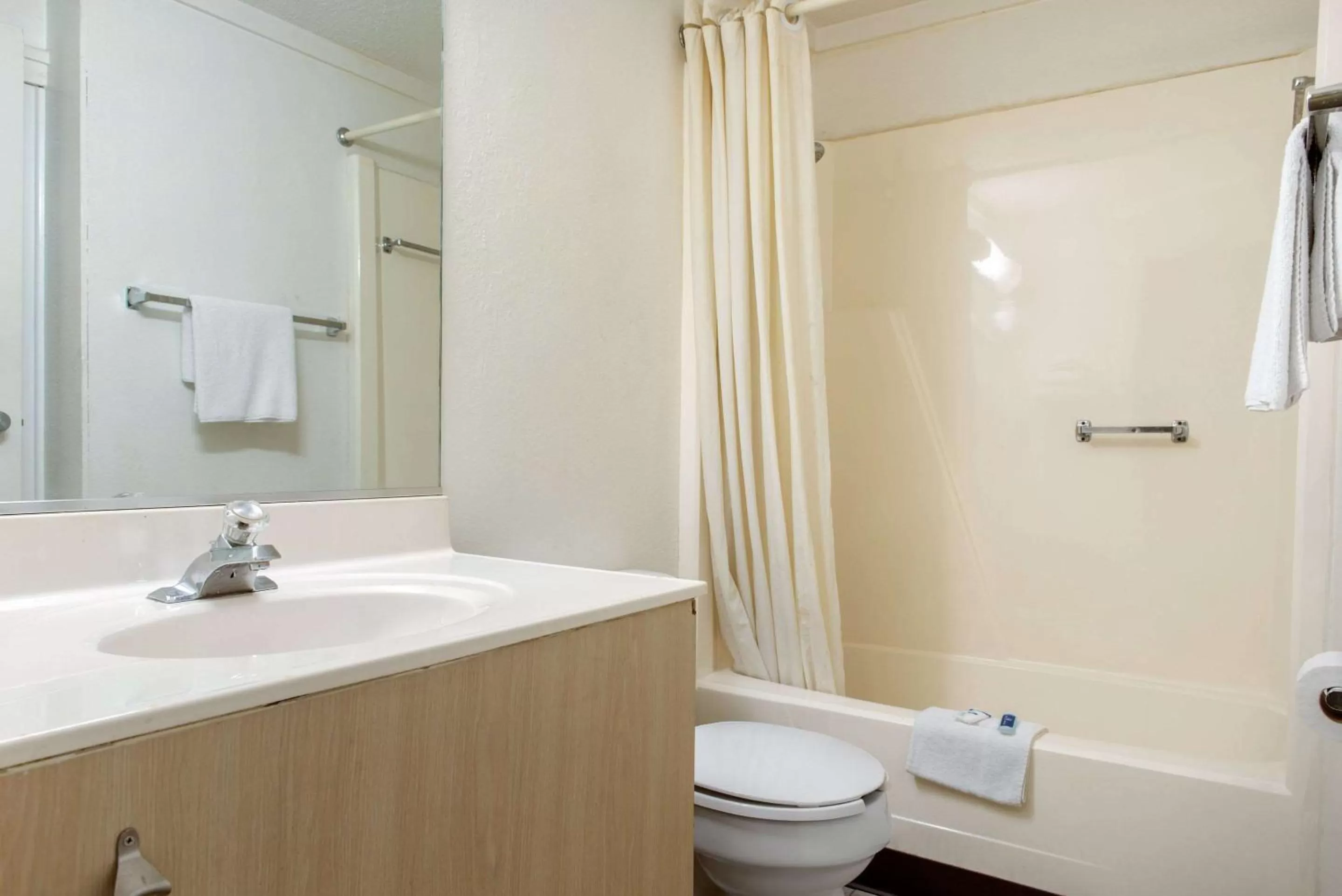 Bathroom in Rodeway Inn Sharonville - Cincinnati North