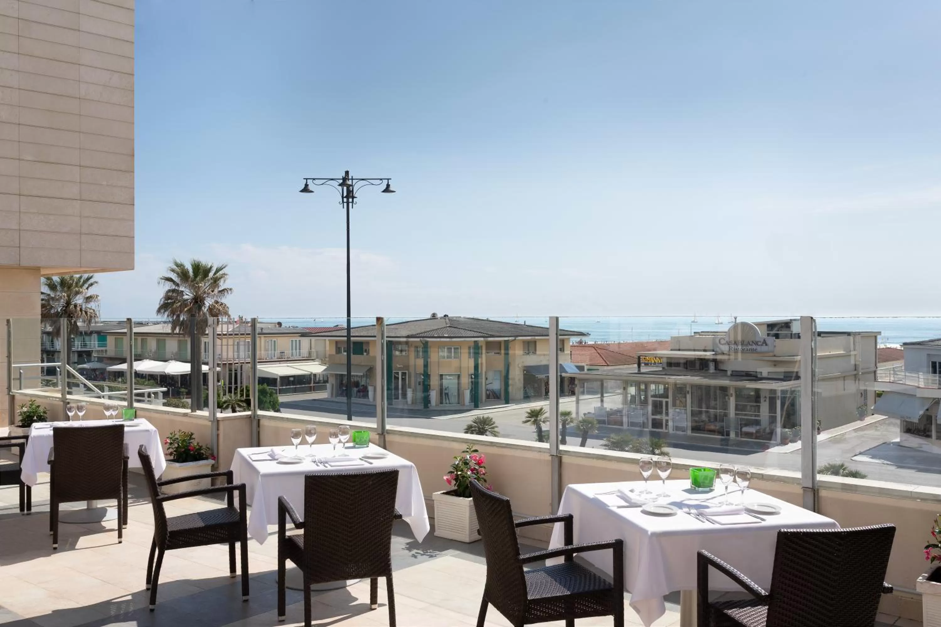 Restaurant/places to eat in Hotel Sina Astor