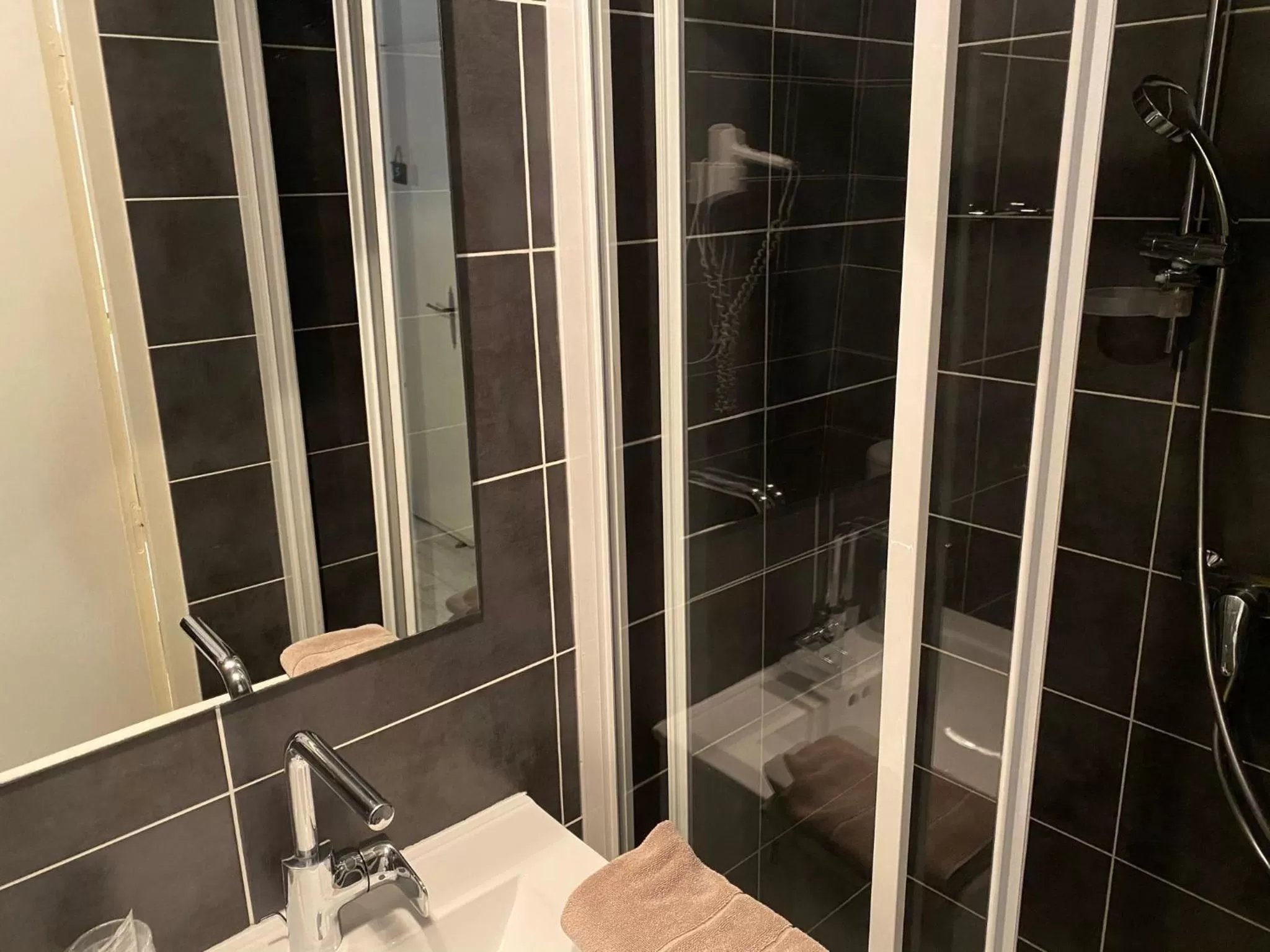 Property building in Hôtel Restaurant Le Provençal