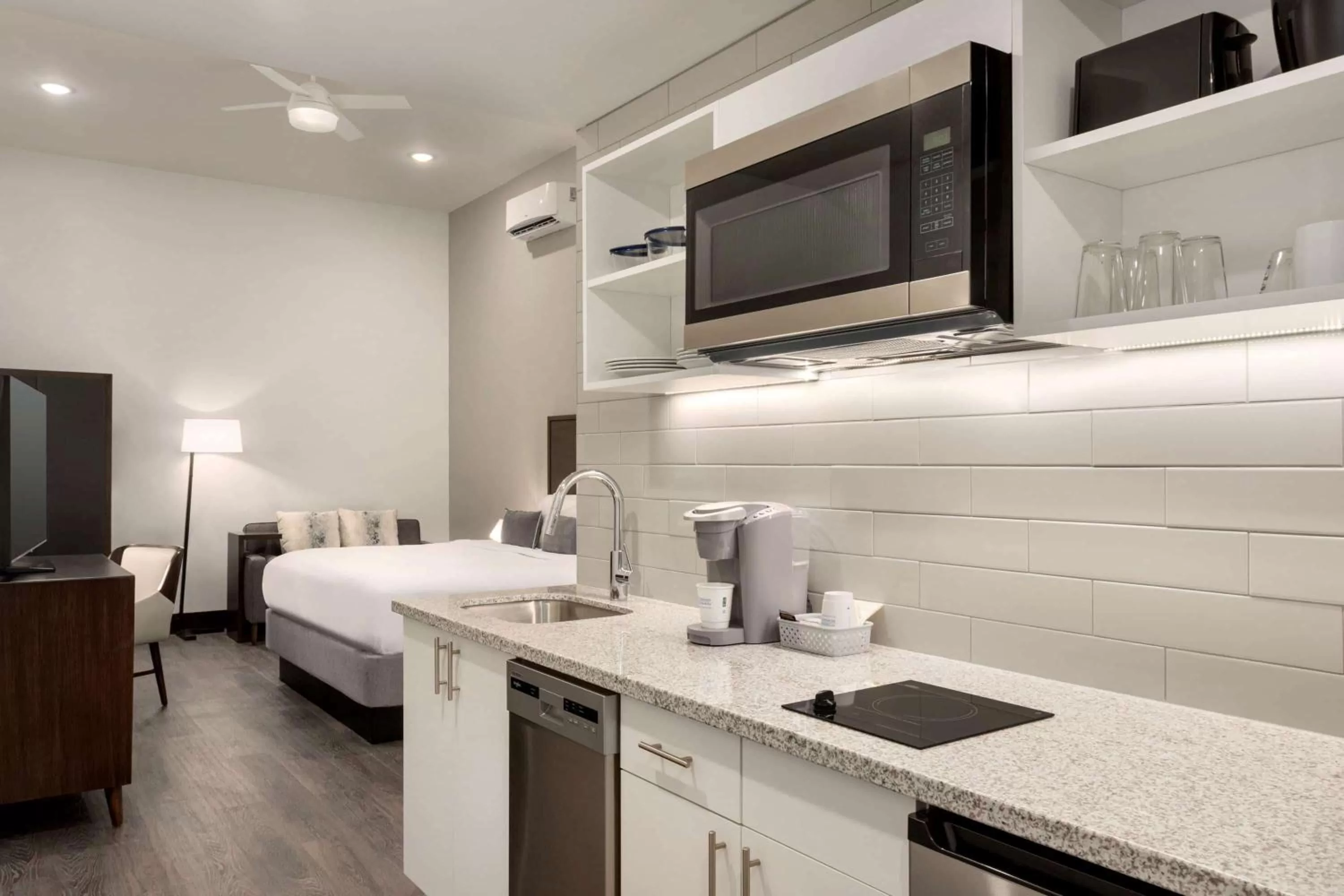 Kitchen or kitchenette, Bed in Leavenworth Local Hotel