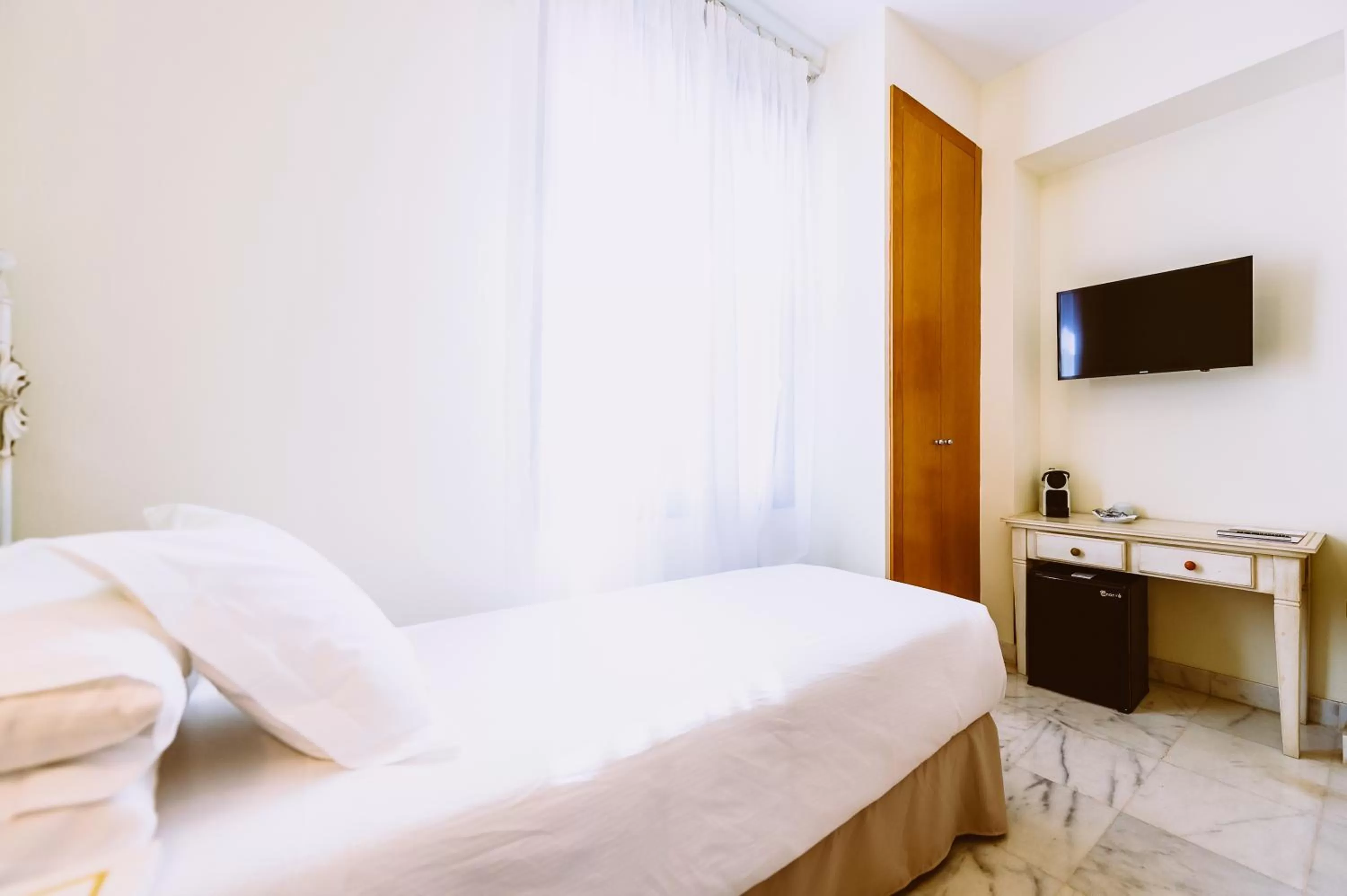 Photo of the whole room, Bed in Basic Hotel Doña Manuela