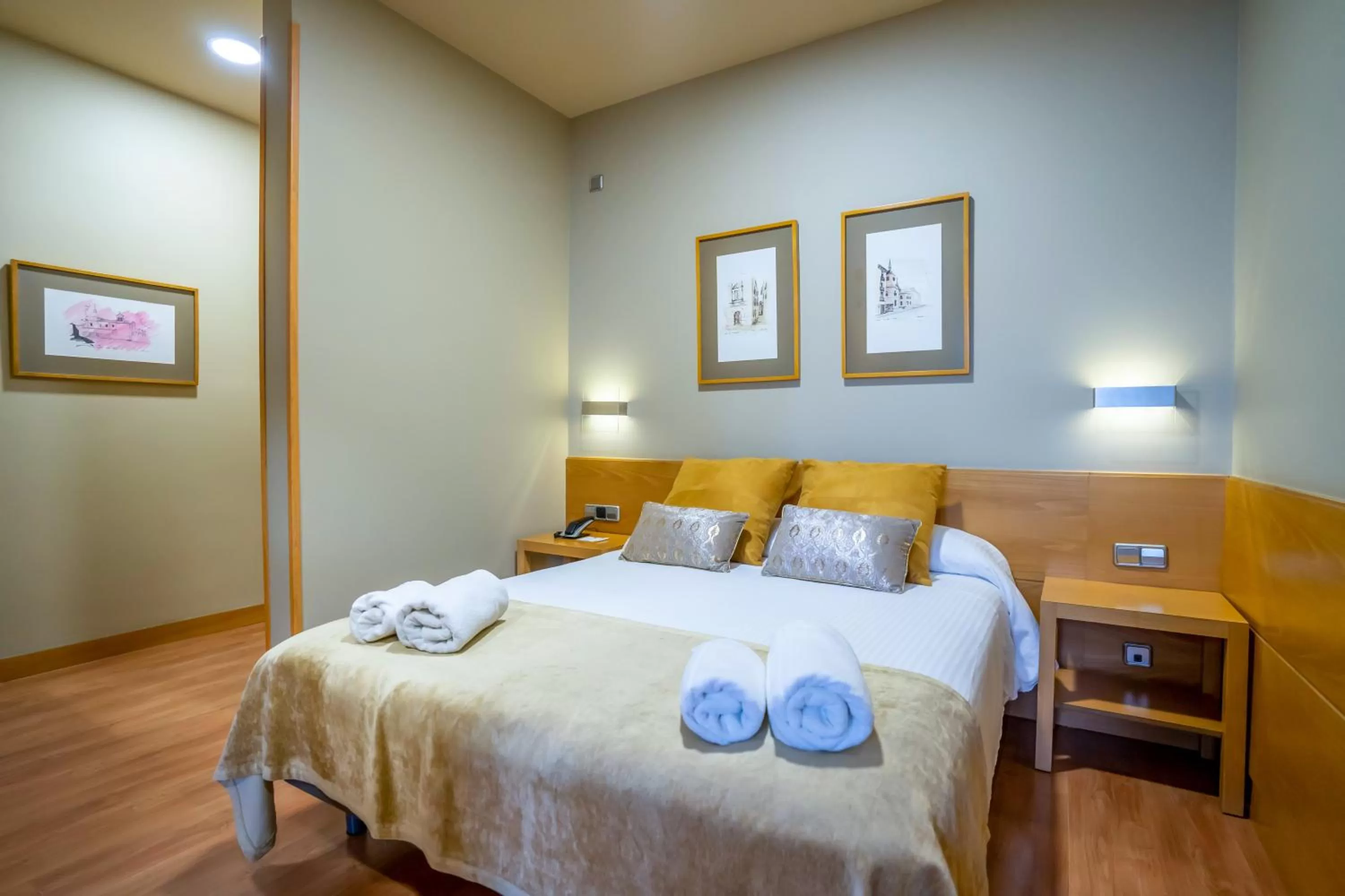 Photo of the whole room, Bed in Victoria 4 Puerta del Sol