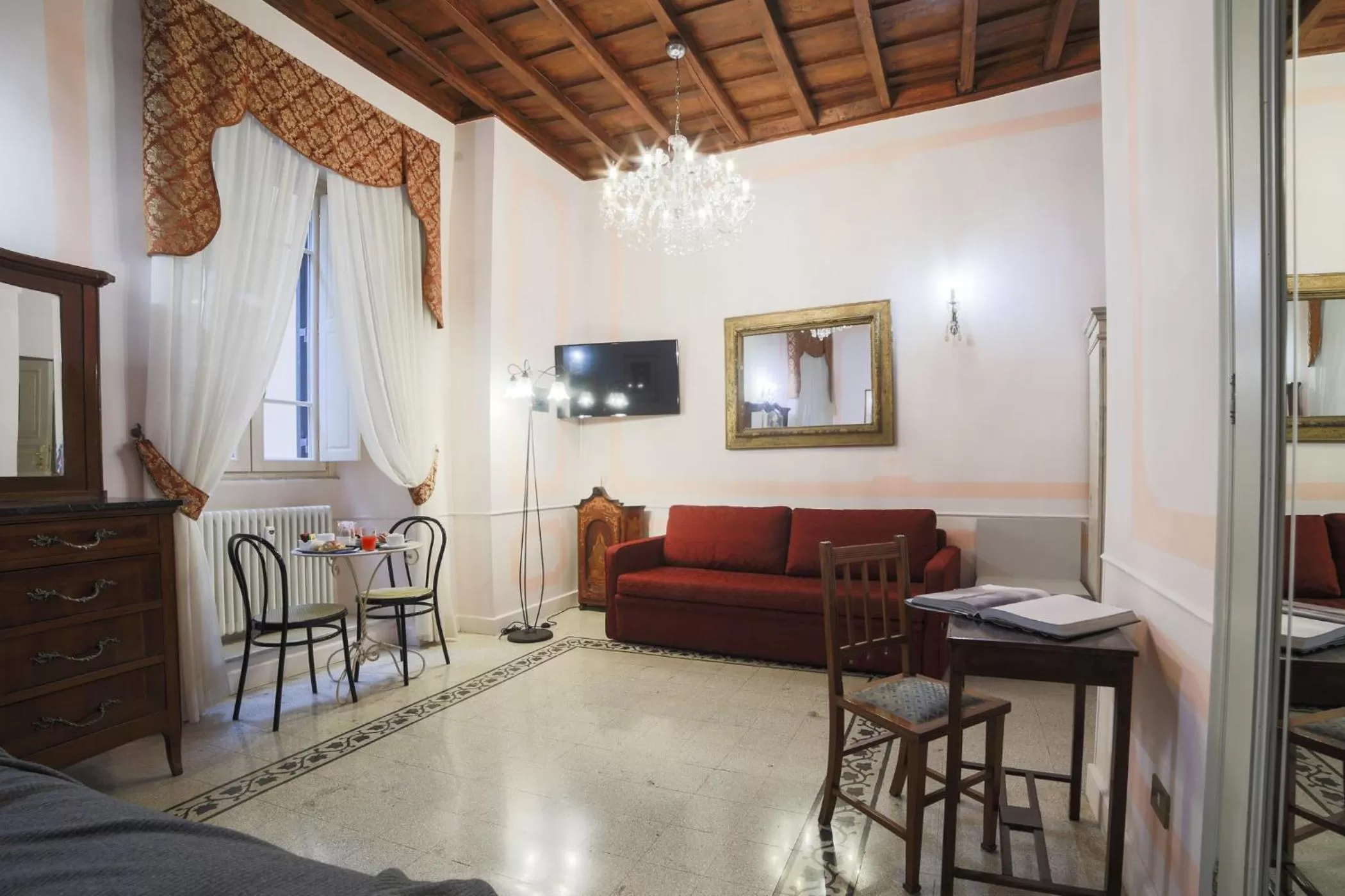 Photo of the whole room in La Maison Dell'Orologio