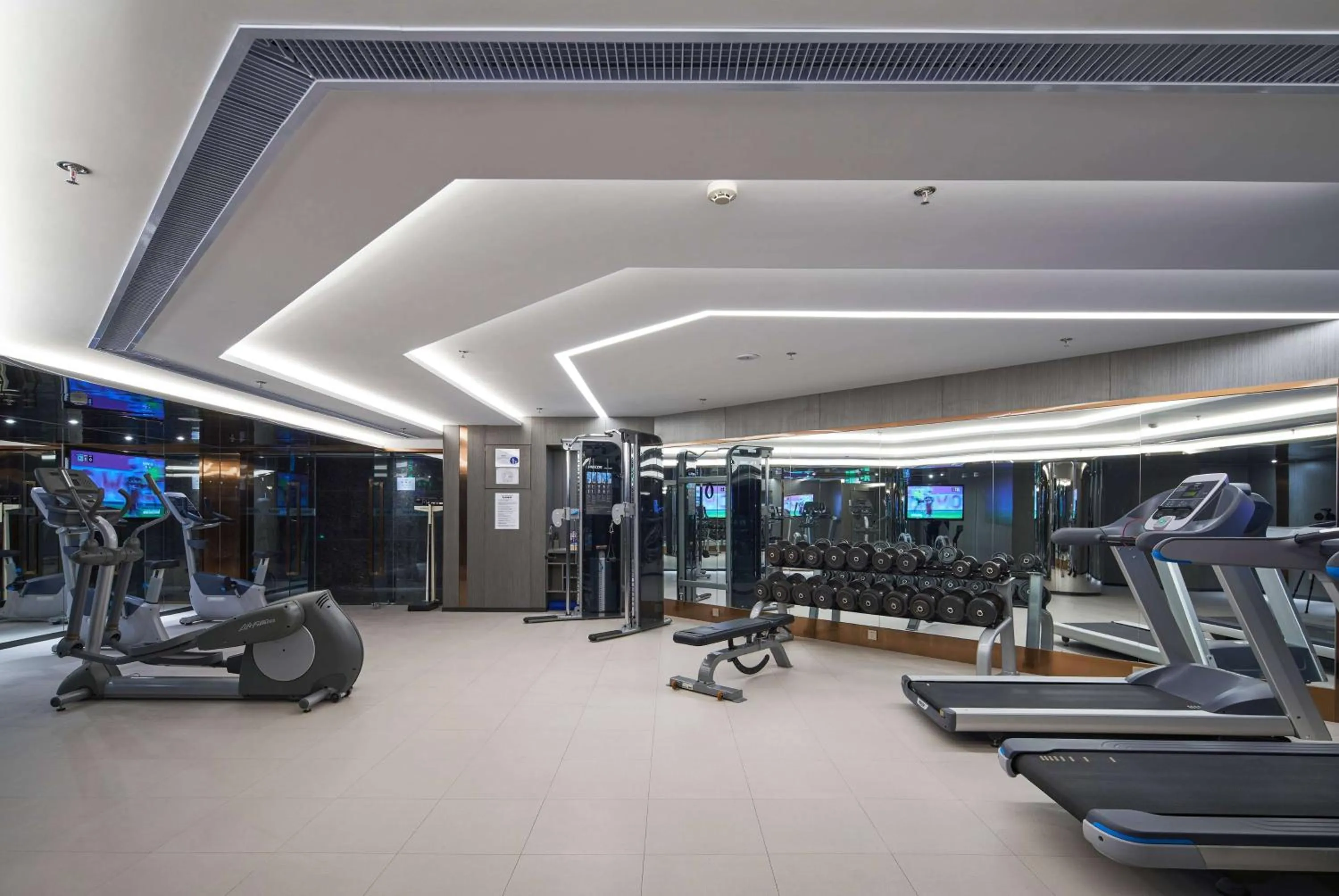 Fitness centre/facilities in Howard Johnson Paragon Hotel Beijing