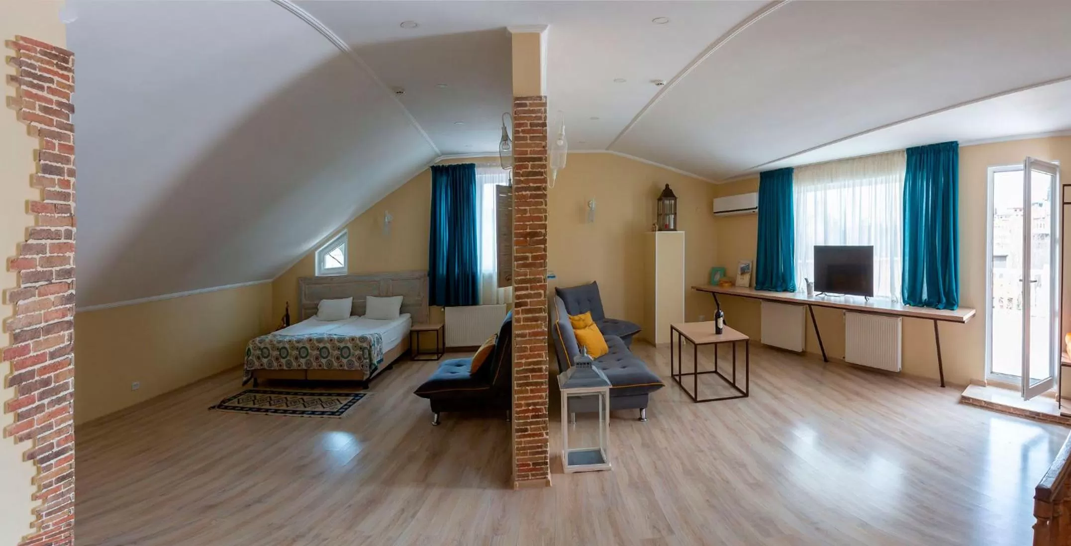 Communal lounge/ TV room, Bed in Gvino Minda