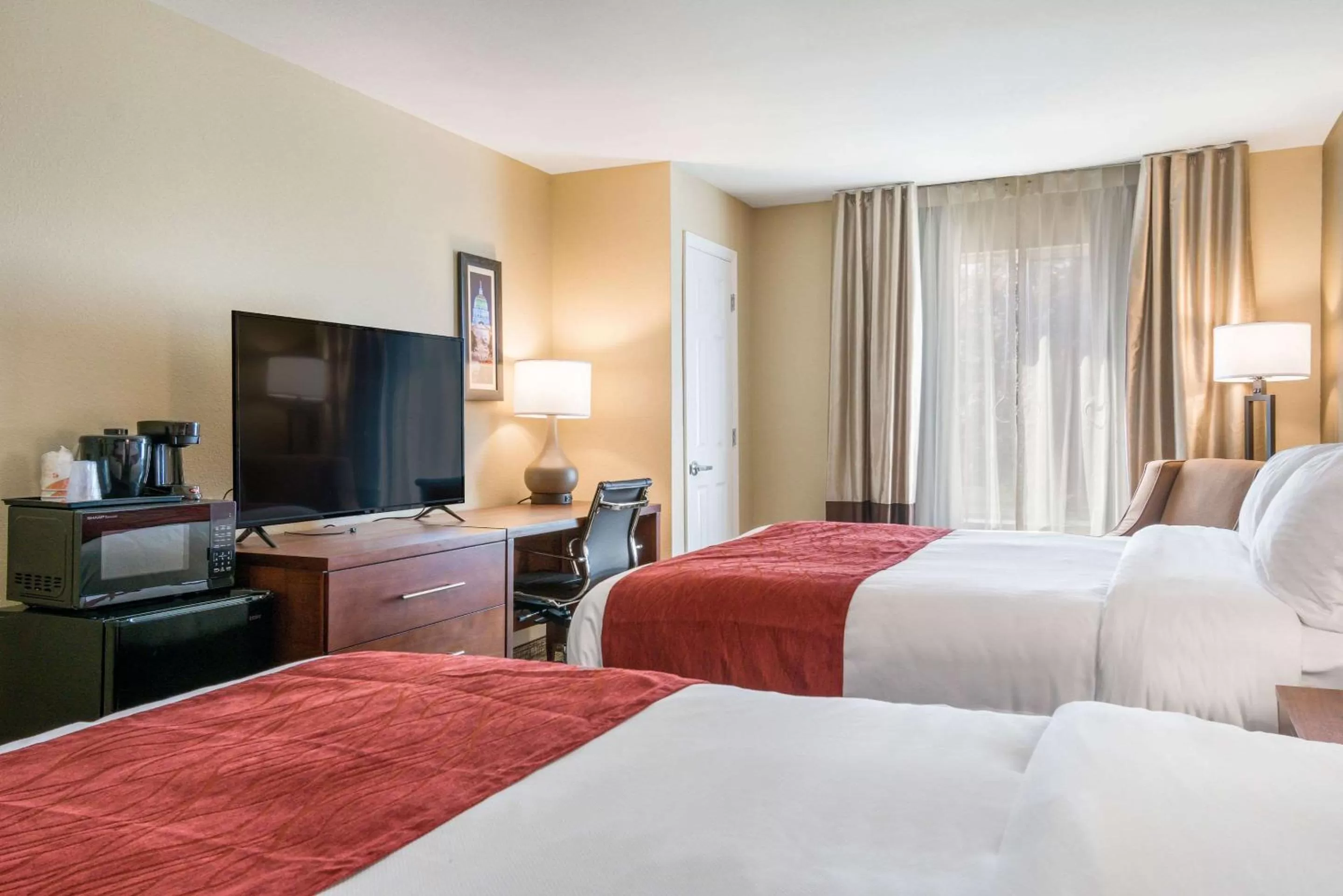 Photo of the whole room, Bed in Comfort Inn & Suites Harrisburg - Hershey West