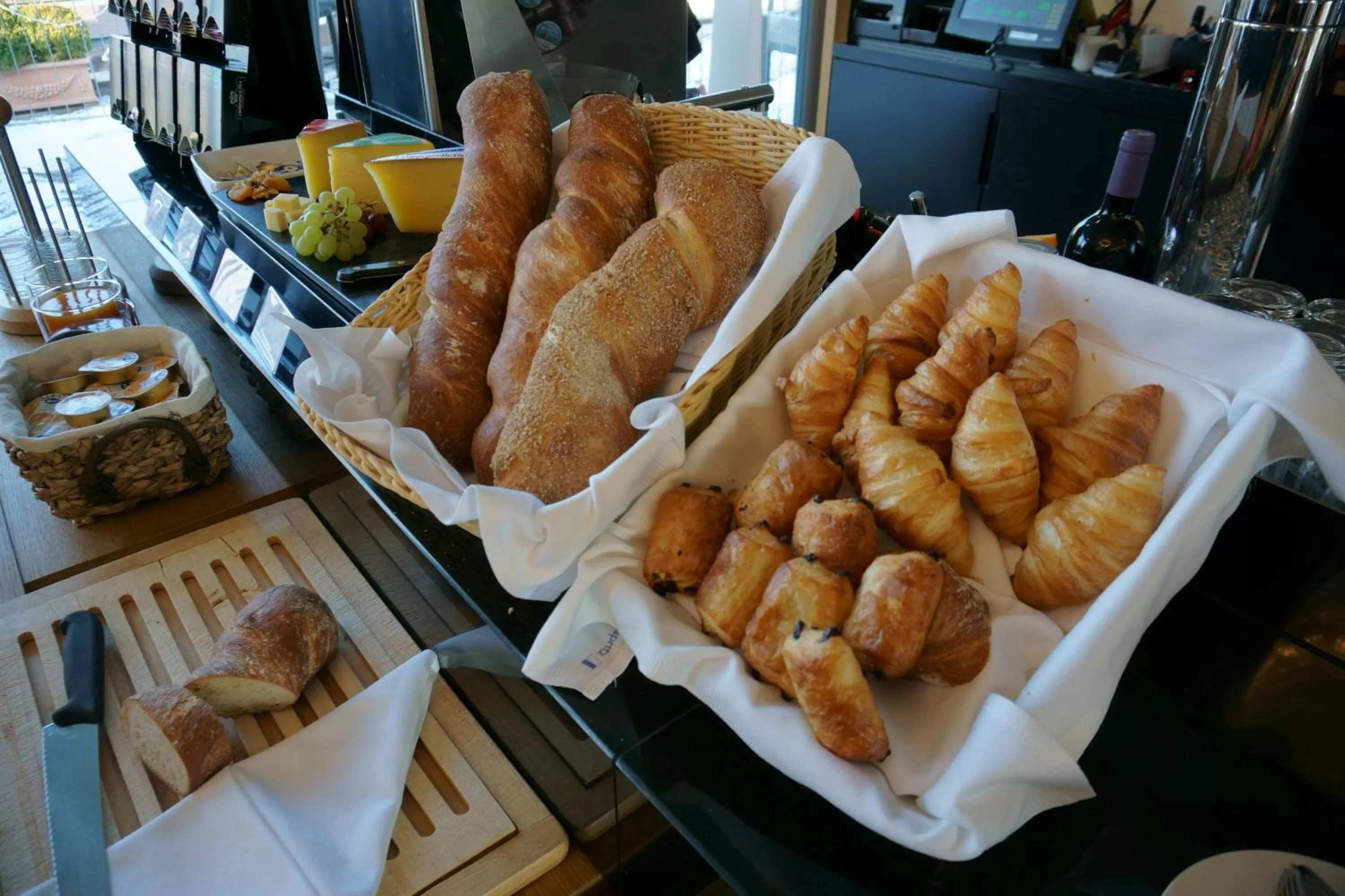 Buffet breakfast in GLANDON Rooms Elite