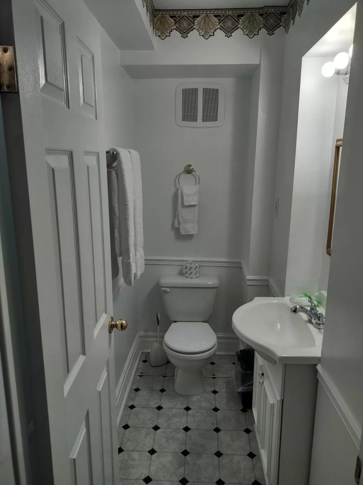 Toilet in The King George Inn