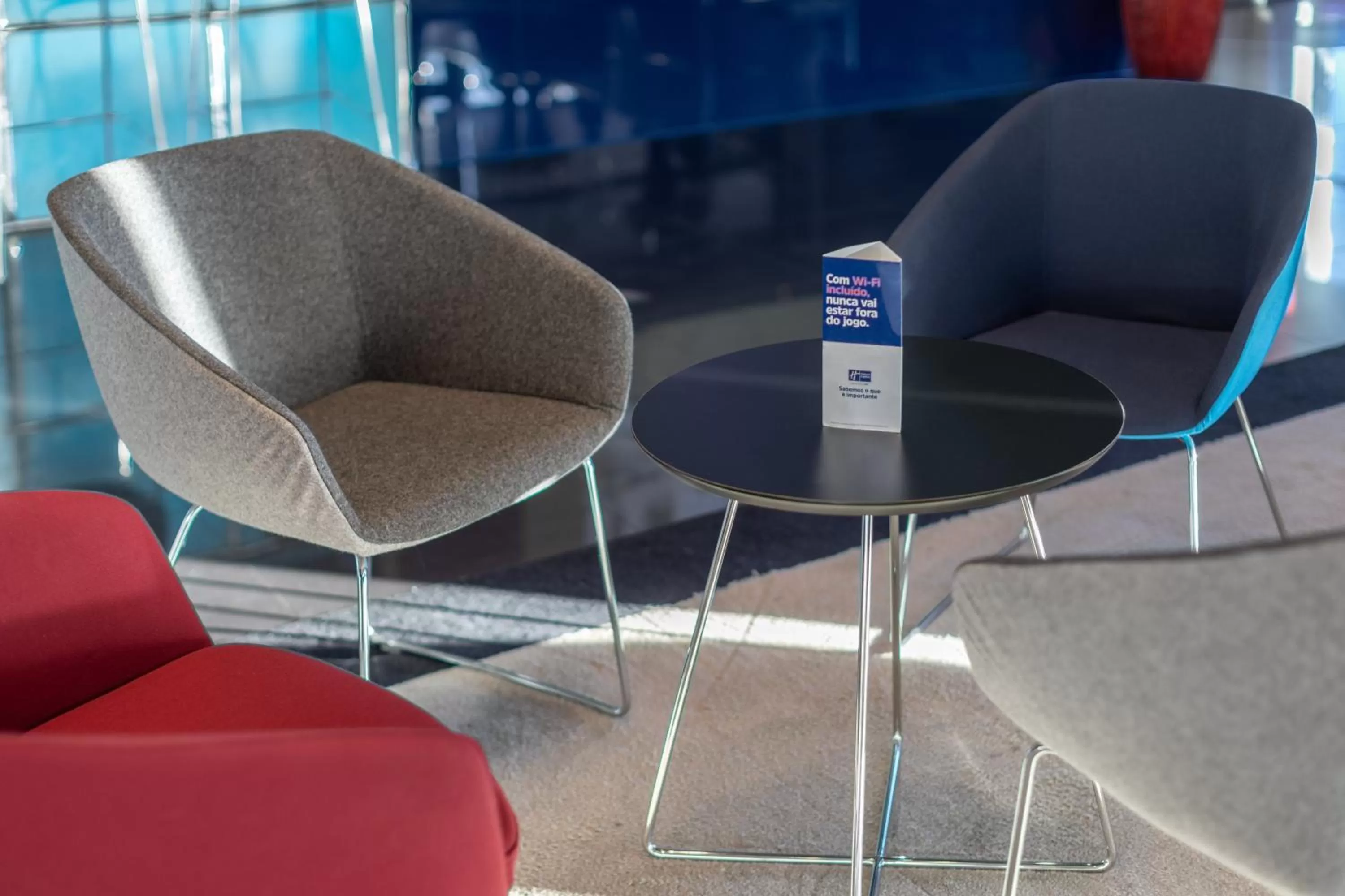 Lounge or bar in Holiday Inn Express Lisbon Alfragide by IHG