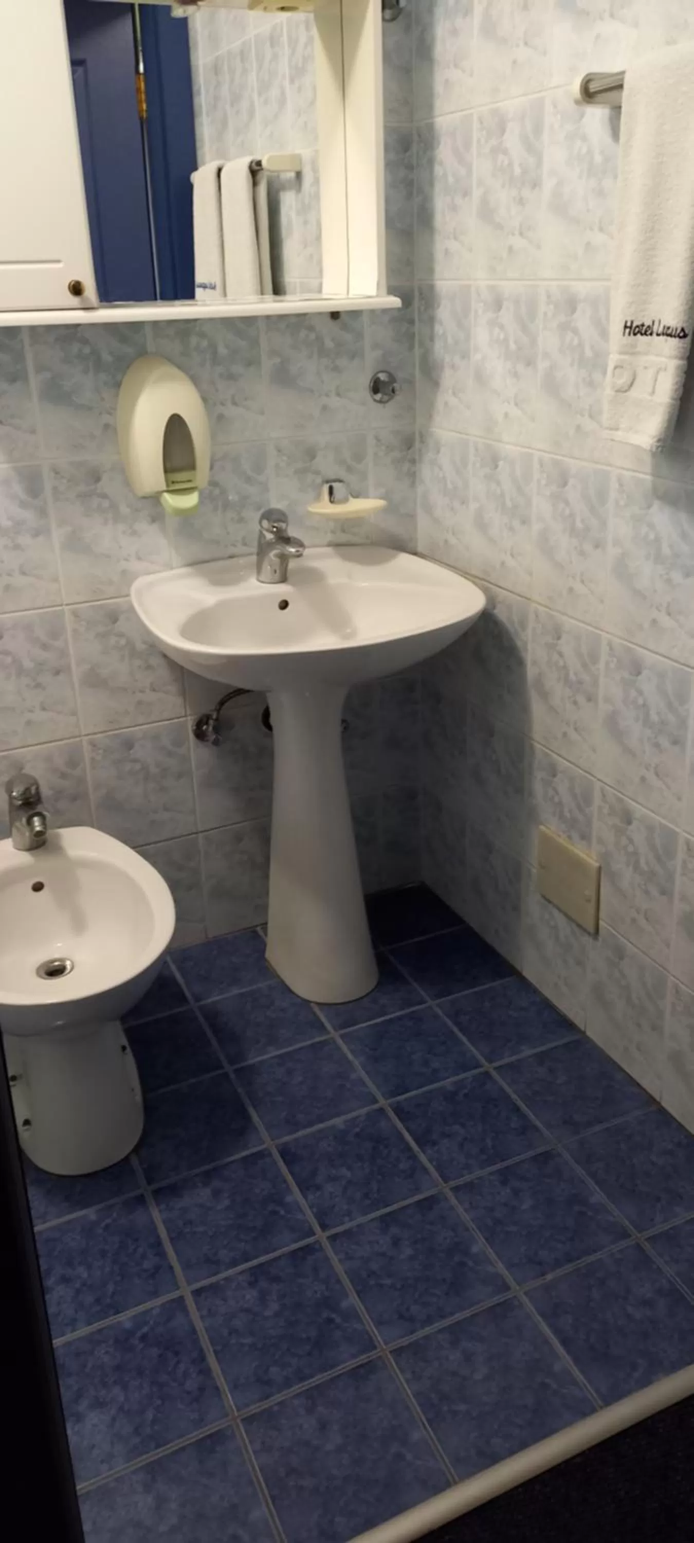 Text overlay, Bathroom in Garni Hotel Lupus