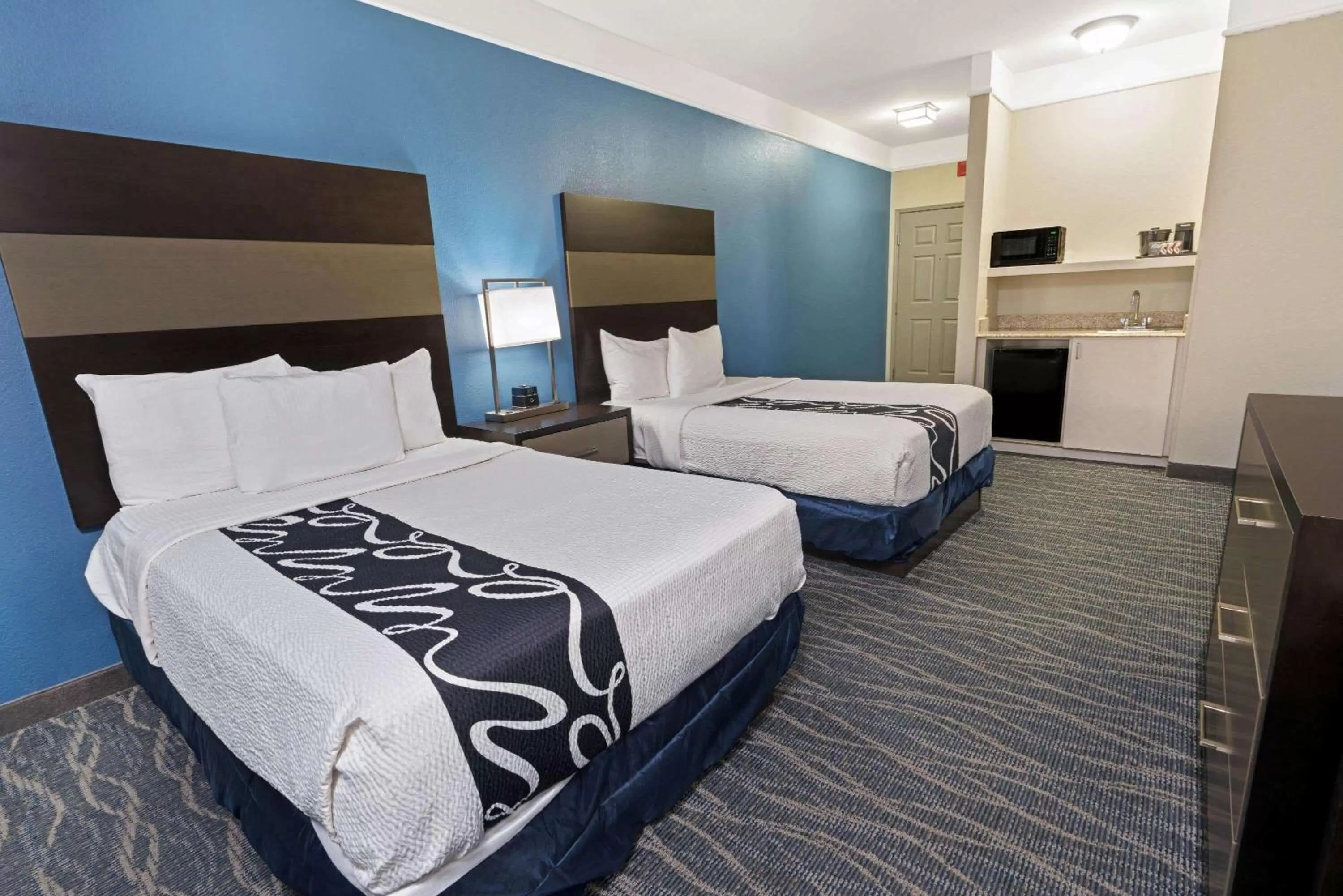 Photo of the whole room, Bed in La Quinta by Wyndham Phoenix I-10 West