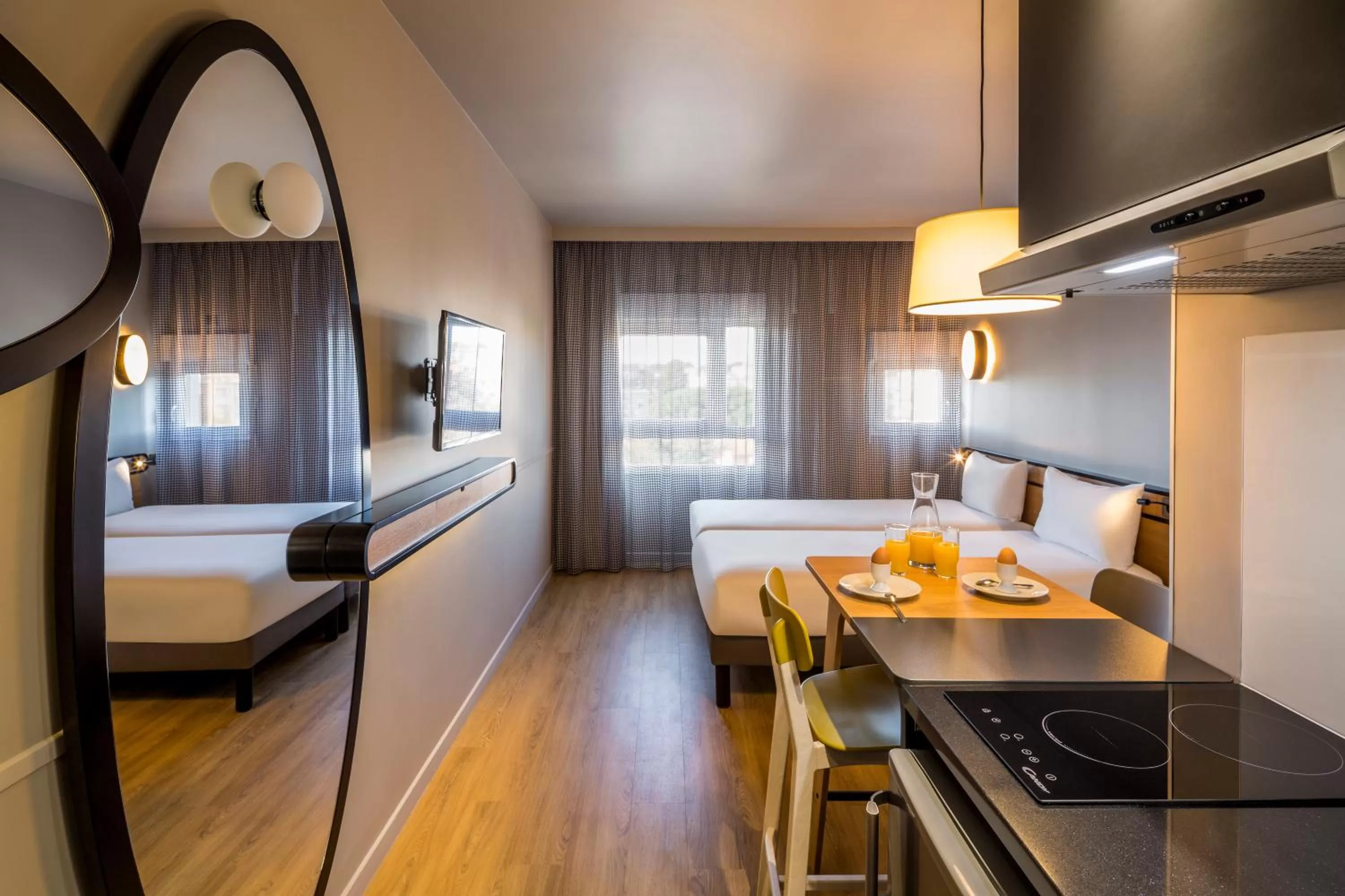 Kitchen or kitchenette, Bed in Aparthotel Adagio access Montpellier Centre
