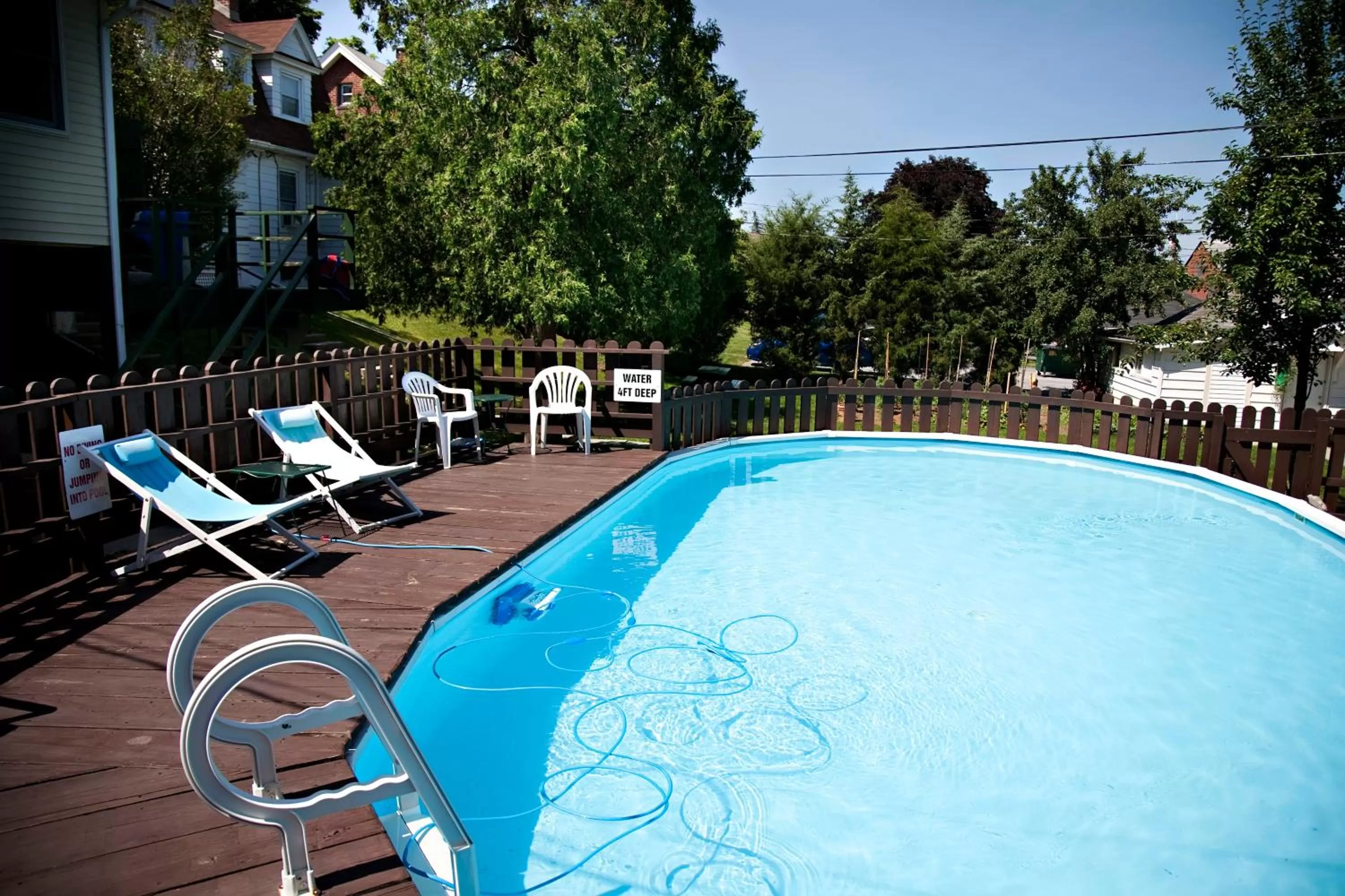 Swimming pool in Simmons Motel and Suites