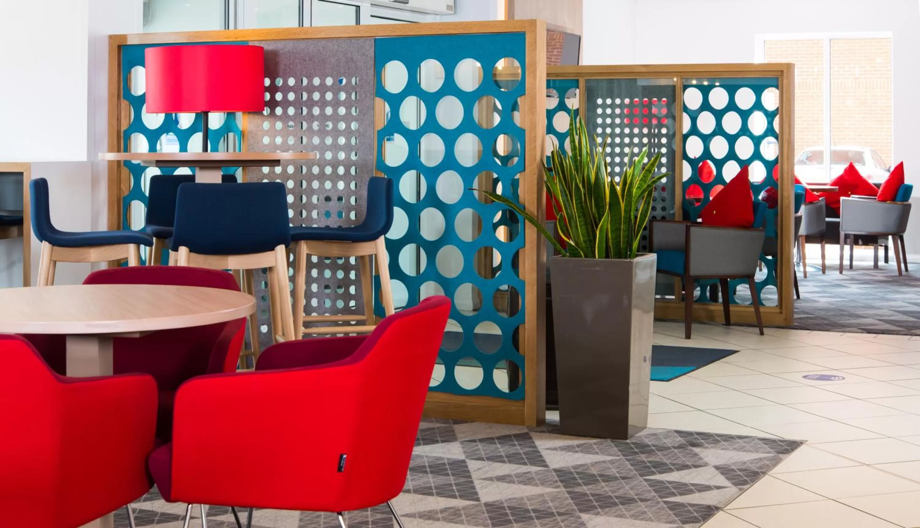 Restaurant/places to eat in Holiday Inn Express Southampton West by IHG