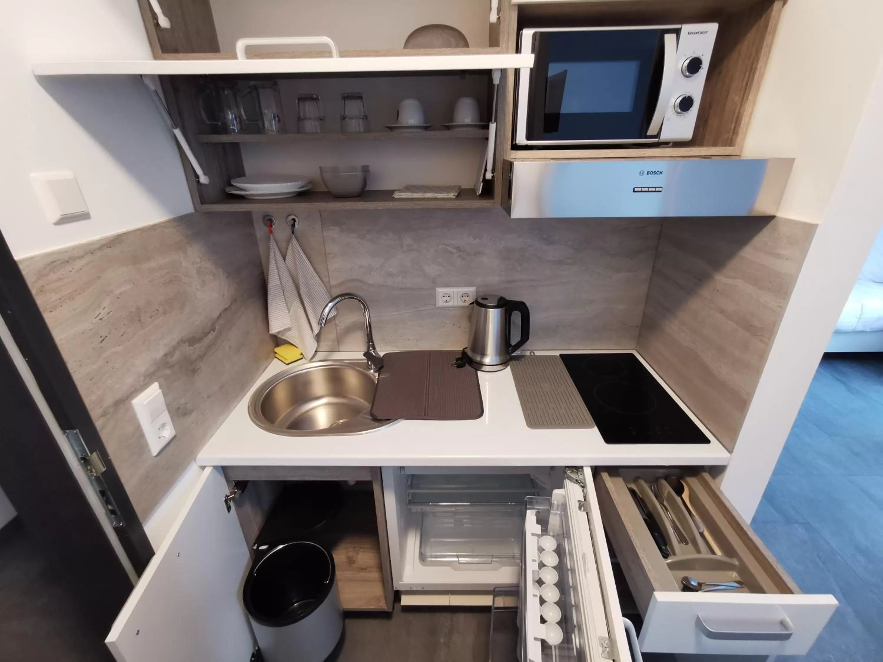 Kitchen or kitchenette in HP Apartments