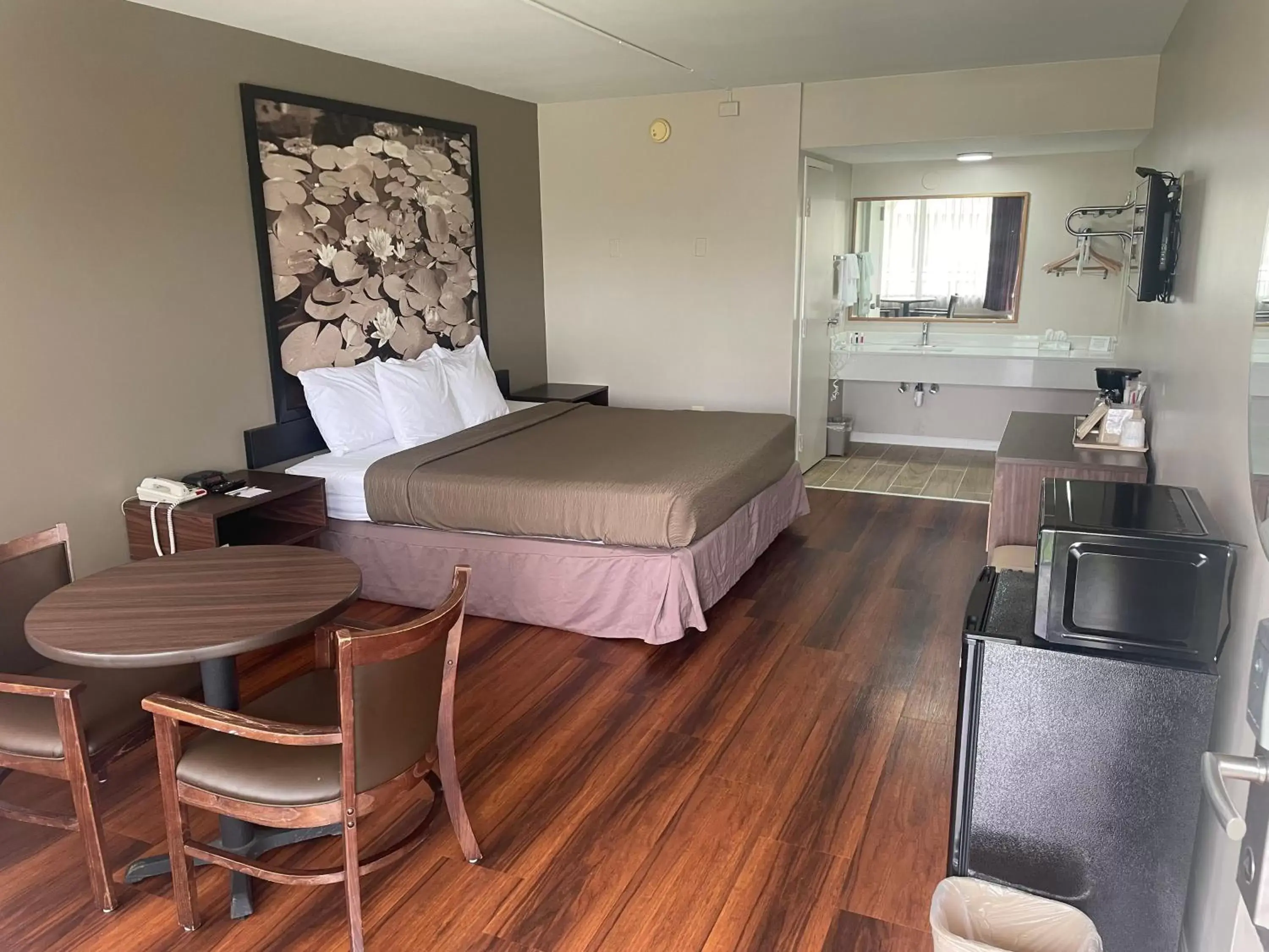 King Room - Non-Smoking in Super 8 by Wyndham Valdosta Mall King Room - Non-Smoking in Super 8 by Wyndham Valdosta Mall