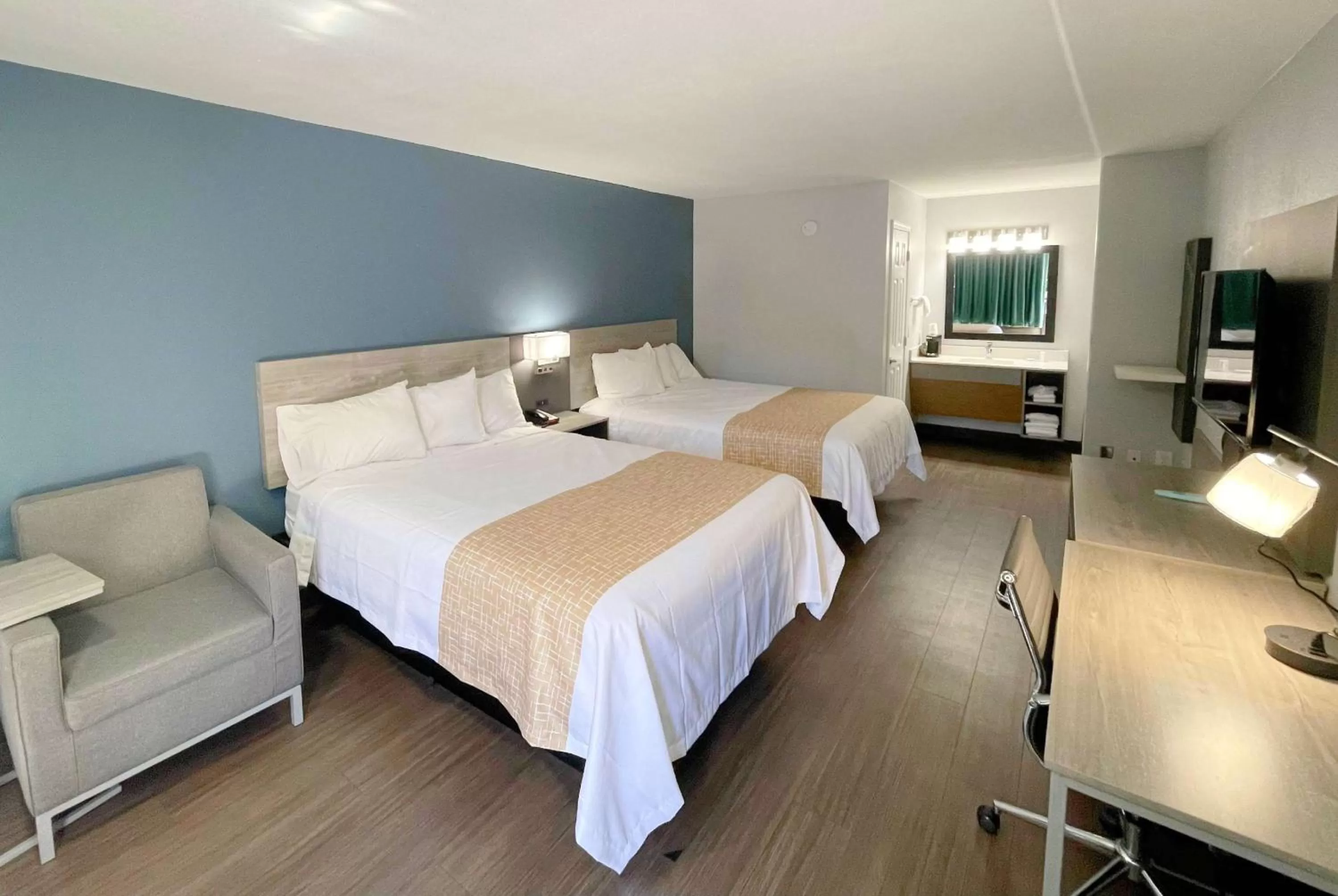 Photo of the whole room, Bed in Travelodge by Wyndham Pigeon Forge Dollywood Lane