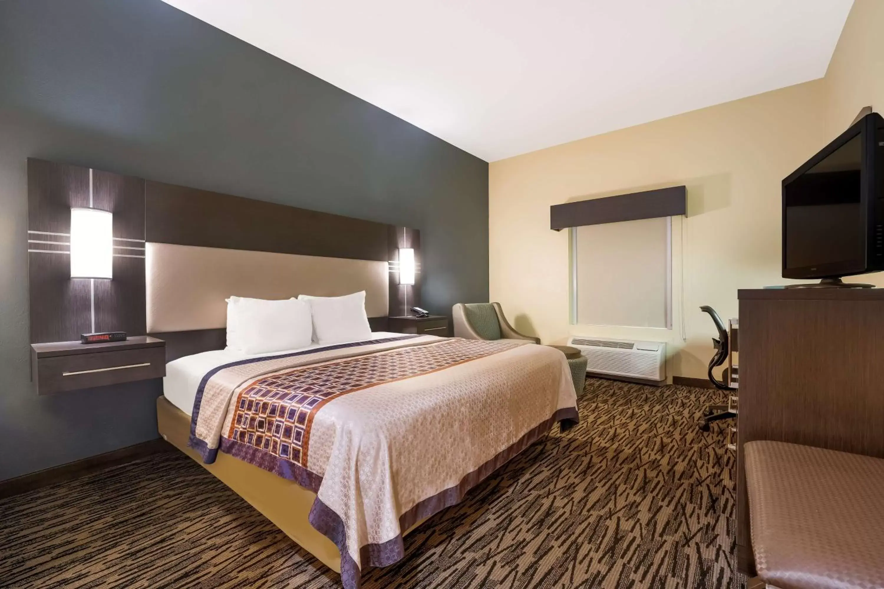 Deluxe King Room in Best Western Bradbury Inn & Suites Deluxe King Room in Best Western Bradbury Inn & Suites