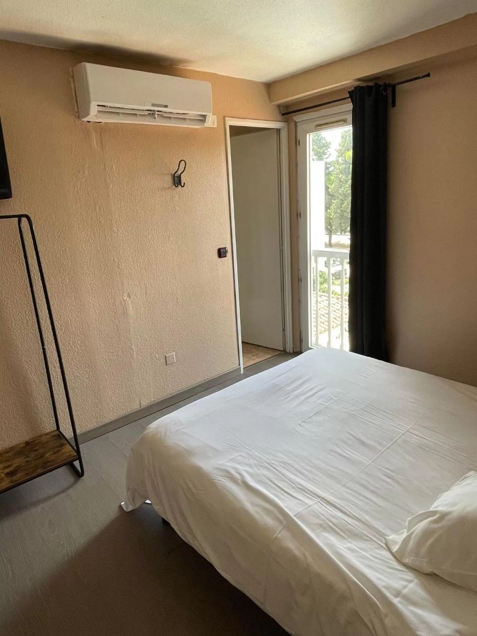 Bed in Hotel & Restaurant Le Mejean - Parc des Expositions