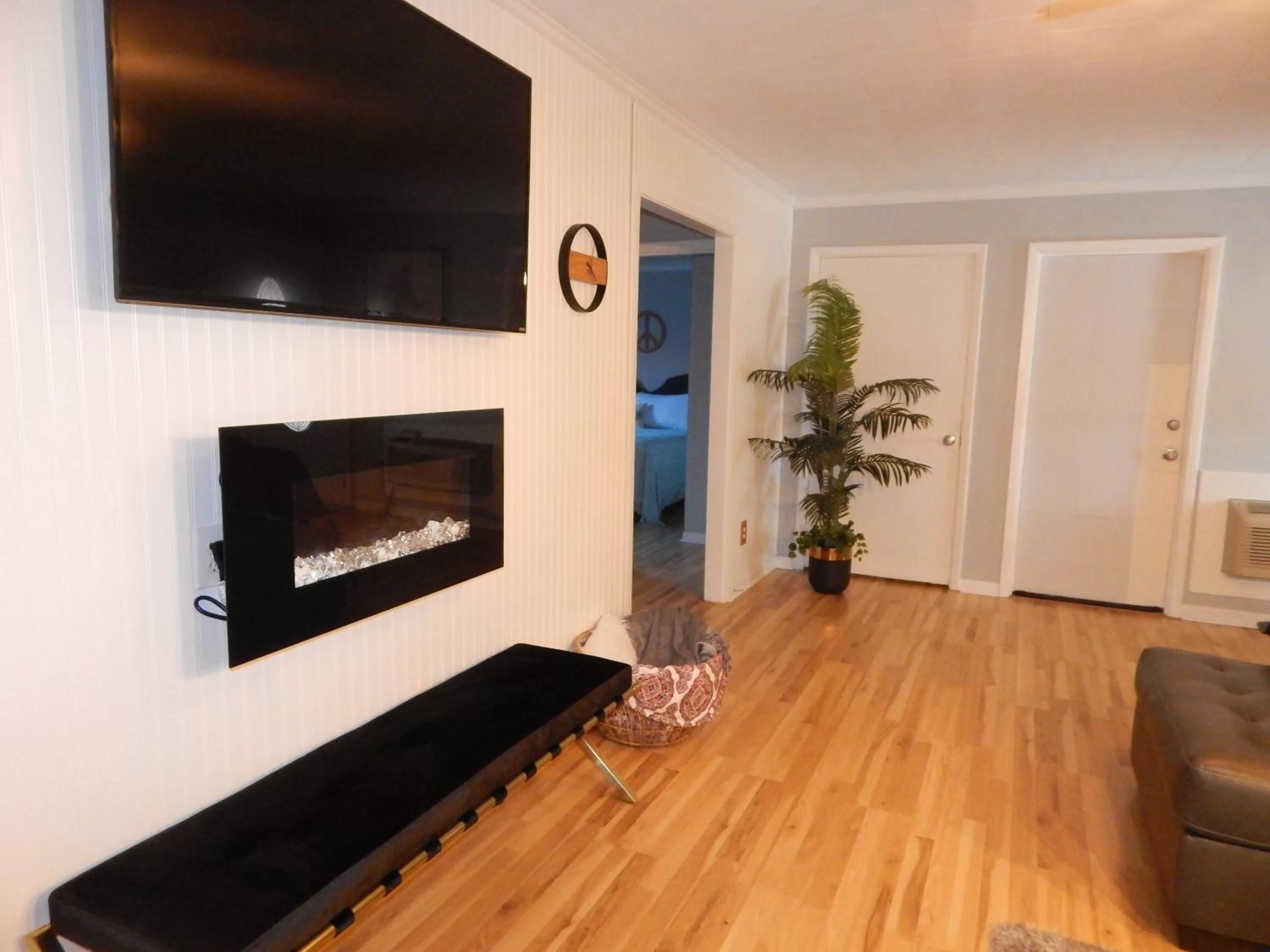 Living room in Sunset Motel