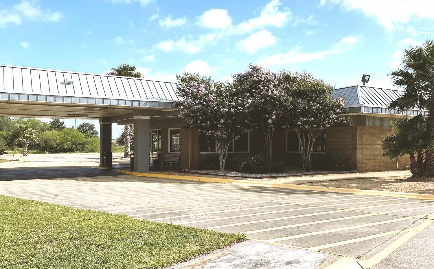 Property building in Sky Palace Inn & Suites By Jasper Beeville