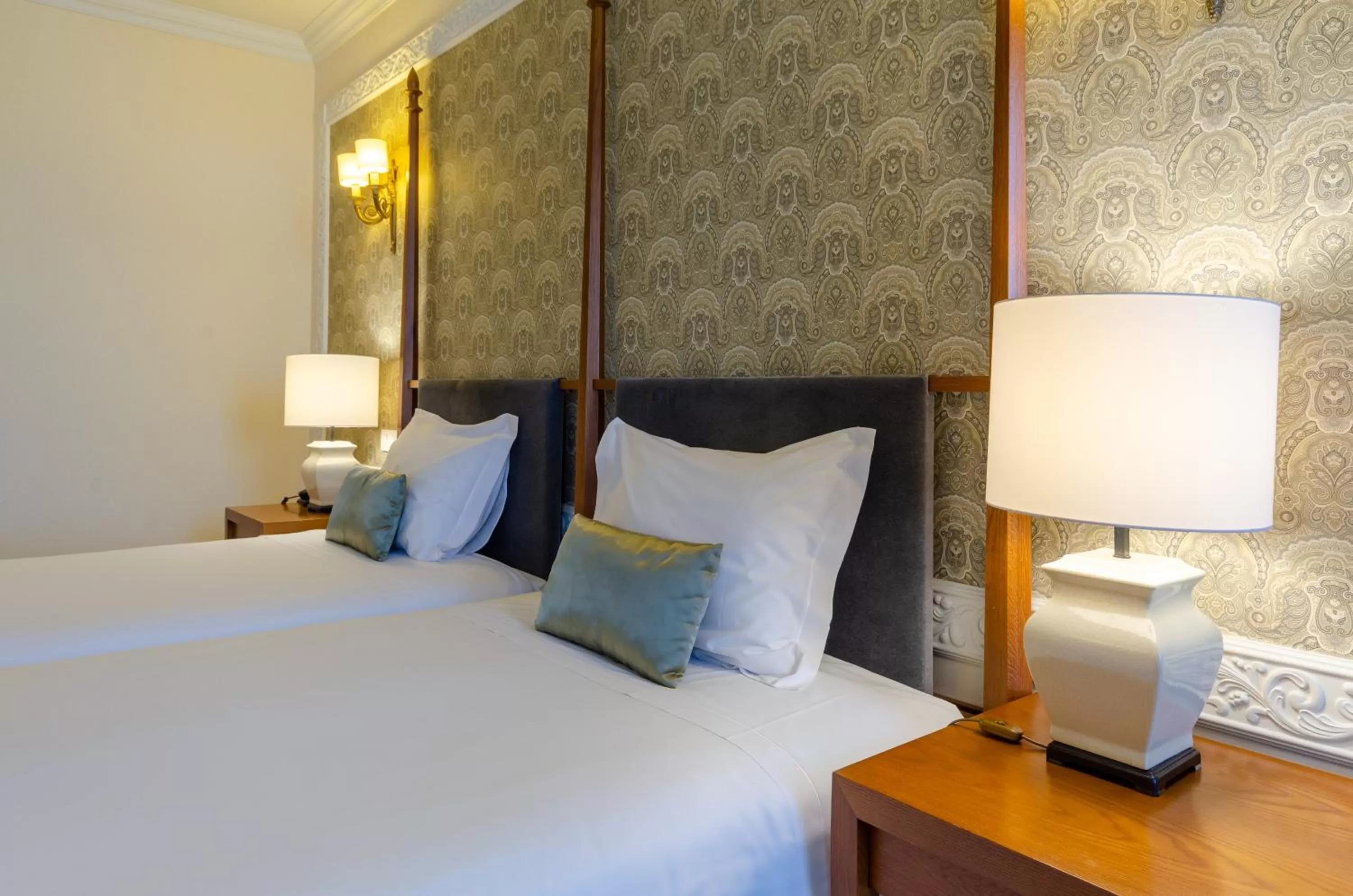 Photo of the whole room, Bed in Olissippo Castelo